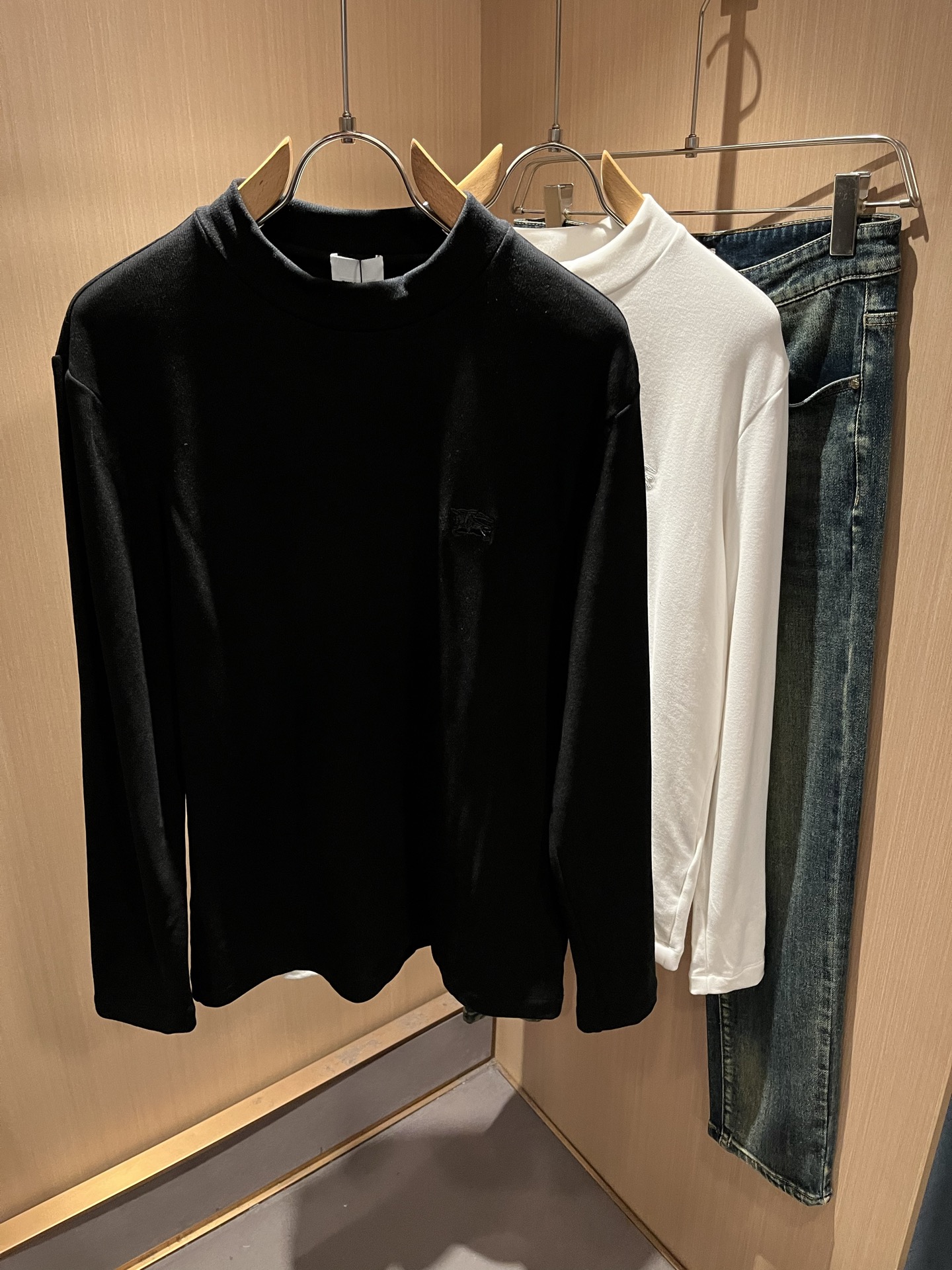 Bur*erry 巴*莉 2025秋冬新款男士长袖打底，品牌最新设计元素！既不单调也不复杂,恰到好处的展