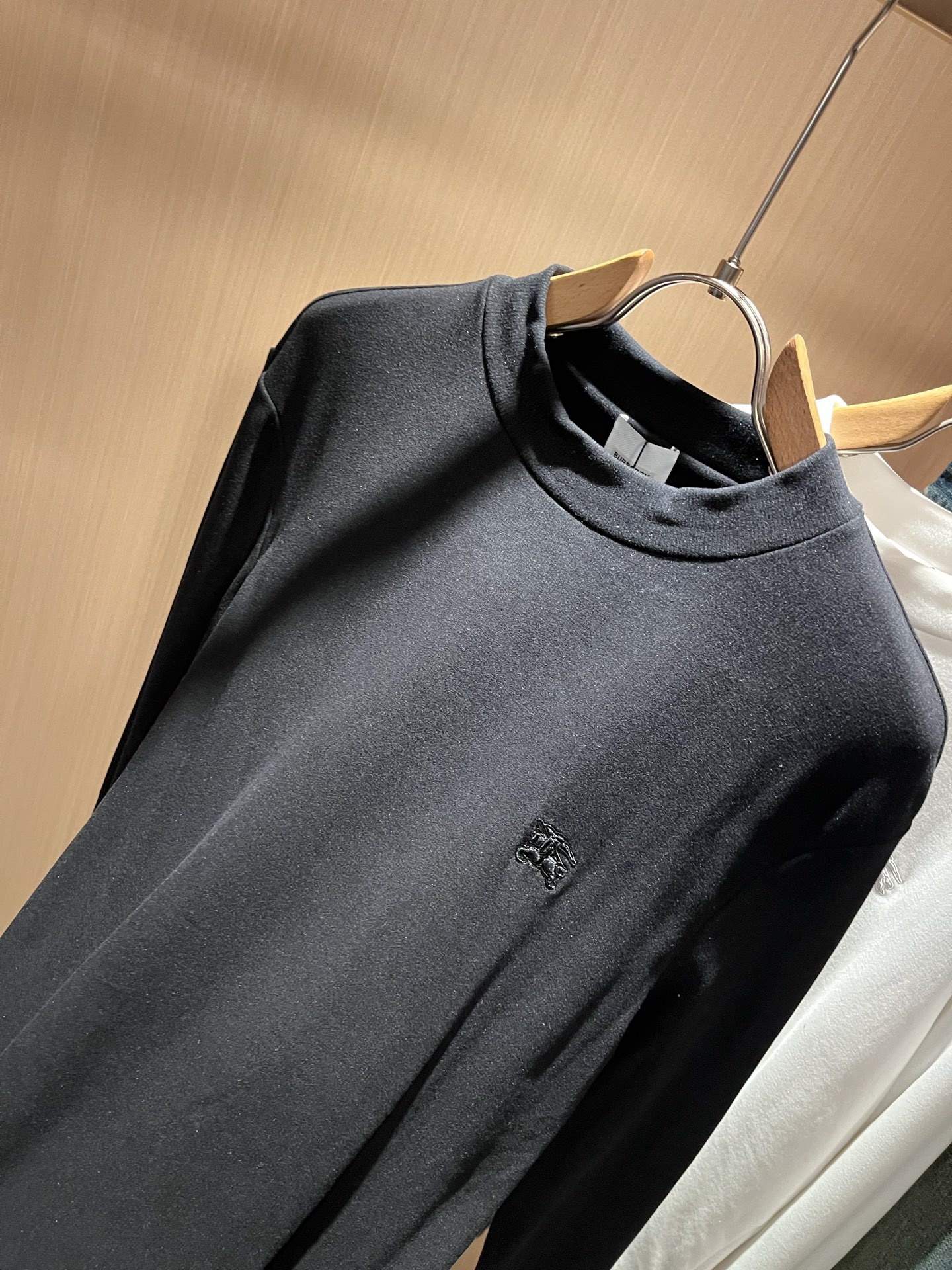 Bur*erry 巴*莉 2025秋冬新款男士长袖打底，品牌最新设计元素！既不单调也不复杂,恰到好处的展