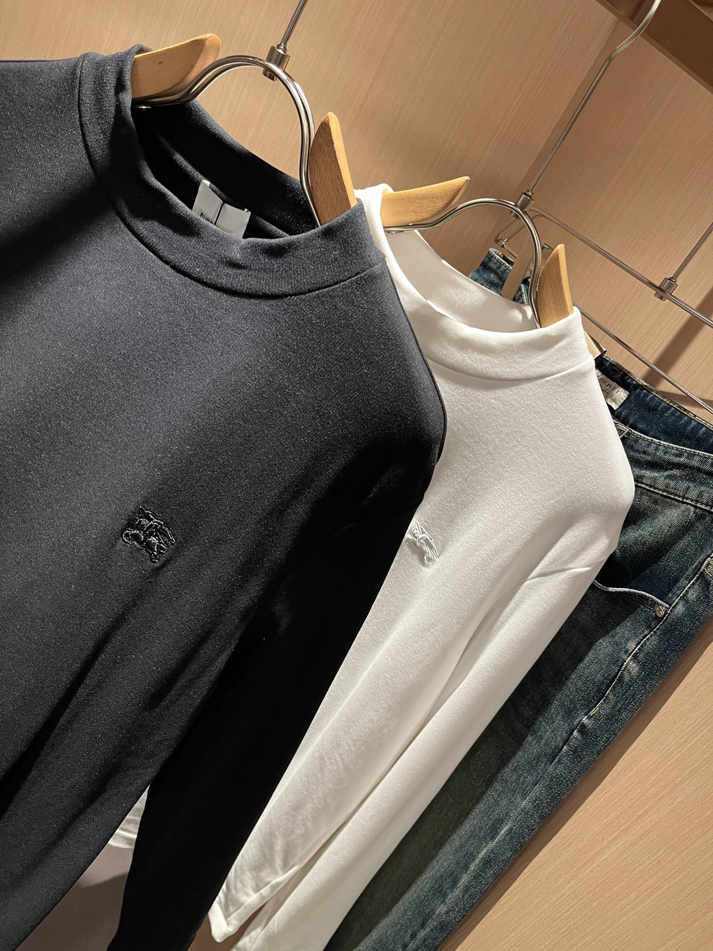 Bur*erry 巴*莉 2025秋冬新款男士长袖打底，品牌最新设计元素！既不单调也不复杂,恰到好处的展