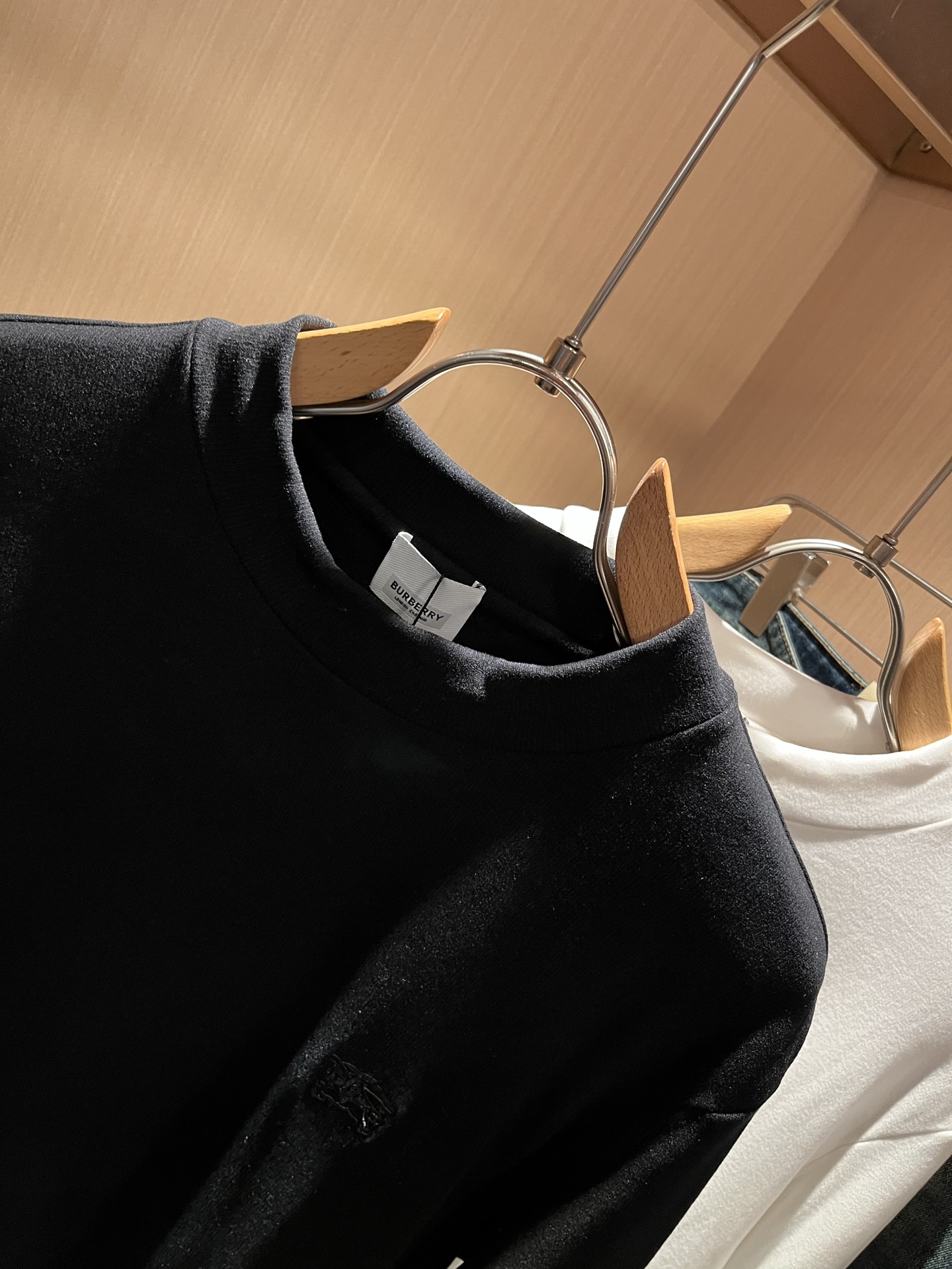 Bur*erry 巴*莉 2025秋冬新款男士长袖打底，品牌最新设计元素！既不单调也不复杂,恰到好处的展