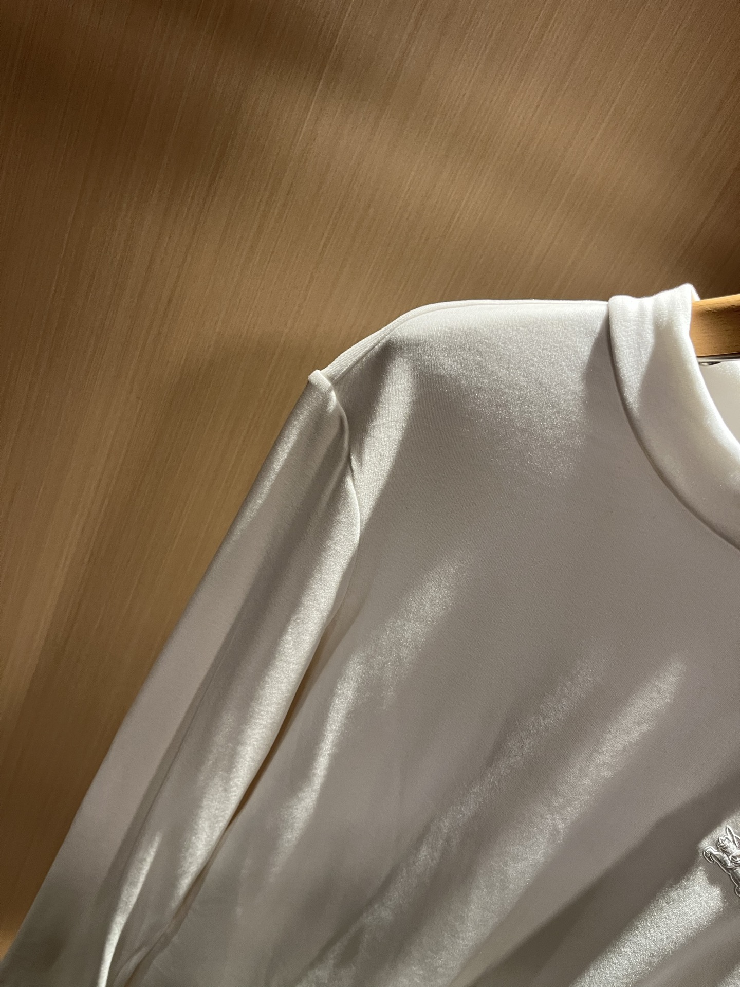 Bur*erry 巴*莉 2025秋冬新款男士长袖打底，品牌最新设计元素！既不单调也不复杂,恰到好处的展