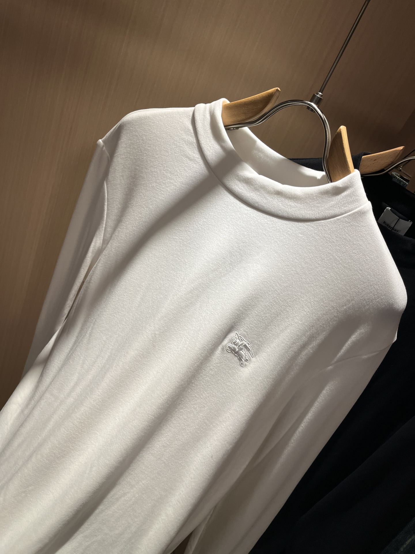 Bur*erry 巴*莉 2025秋冬新款男士长袖打底，品牌最新设计元素！既不单调也不复杂,恰到好处的展