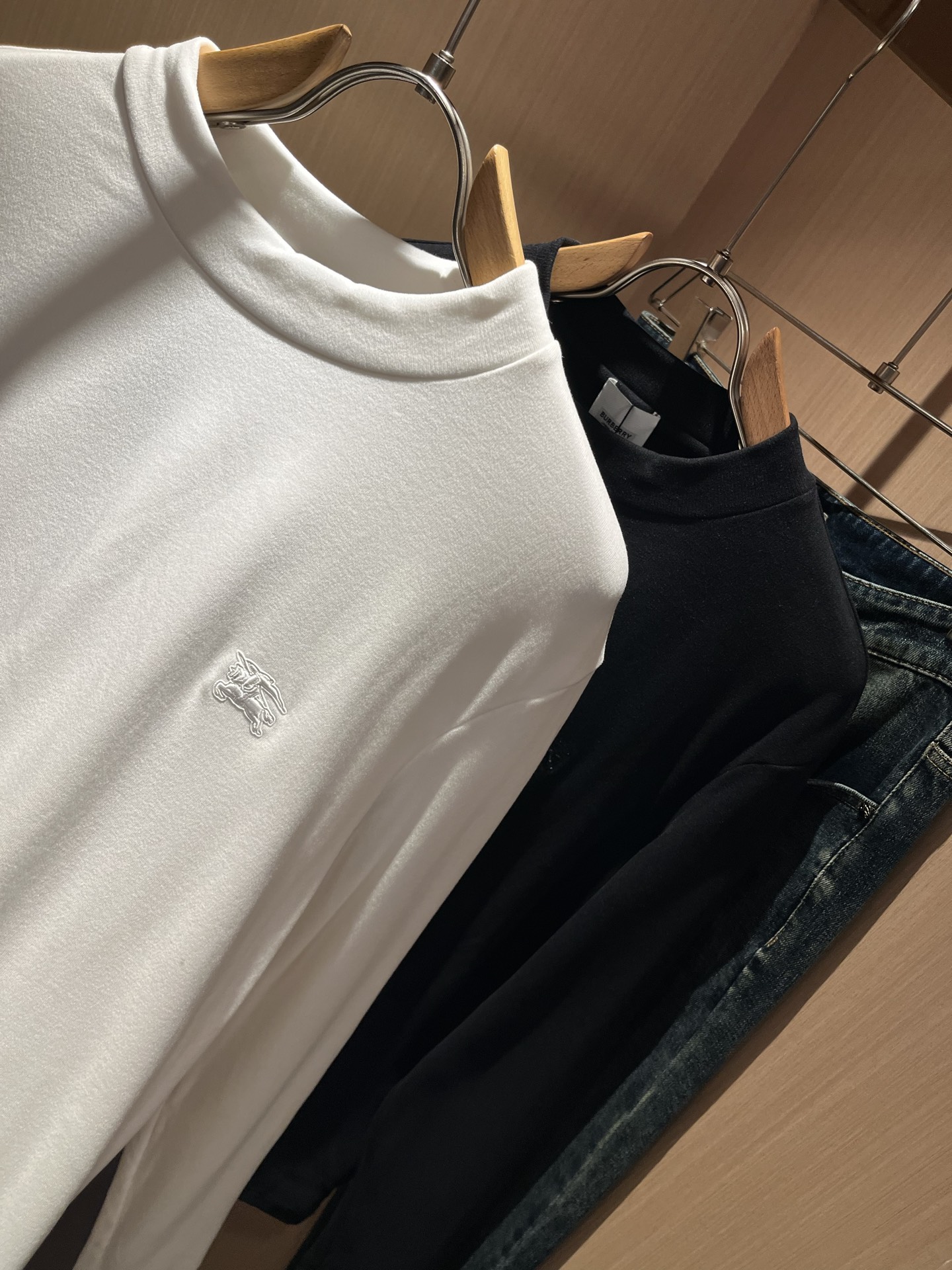 Bur*erry 巴*莉 2025秋冬新款男士长袖打底，品牌最新设计元素！既不单调也不复杂,恰到好处的展