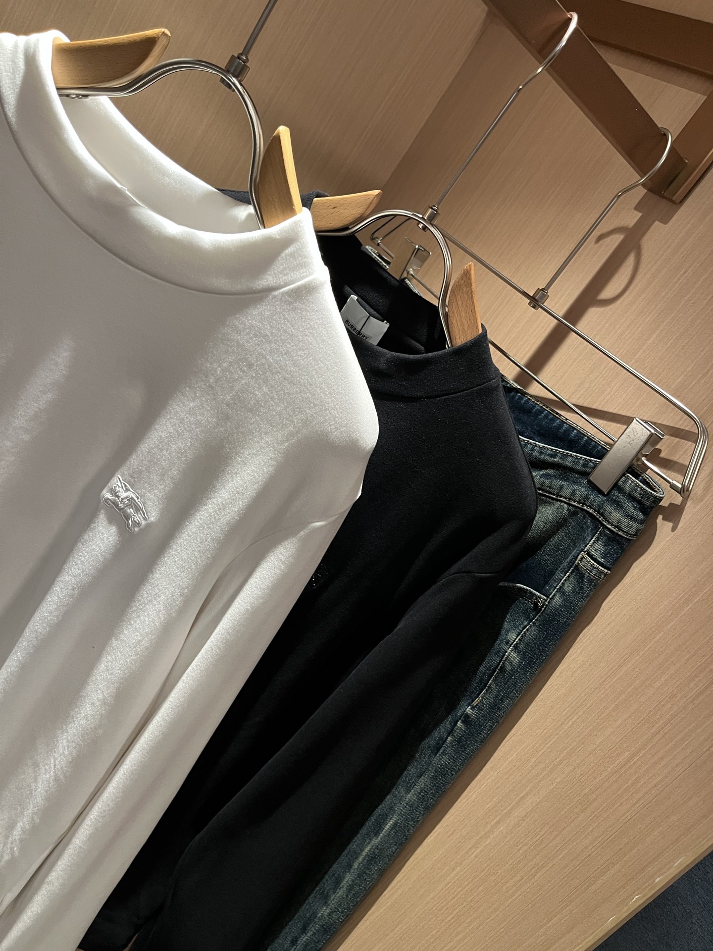 Bur*erry 巴*莉 2025秋冬新款男士长袖打底，品牌最新设计元素！既不单调也不复杂,恰到好处的展