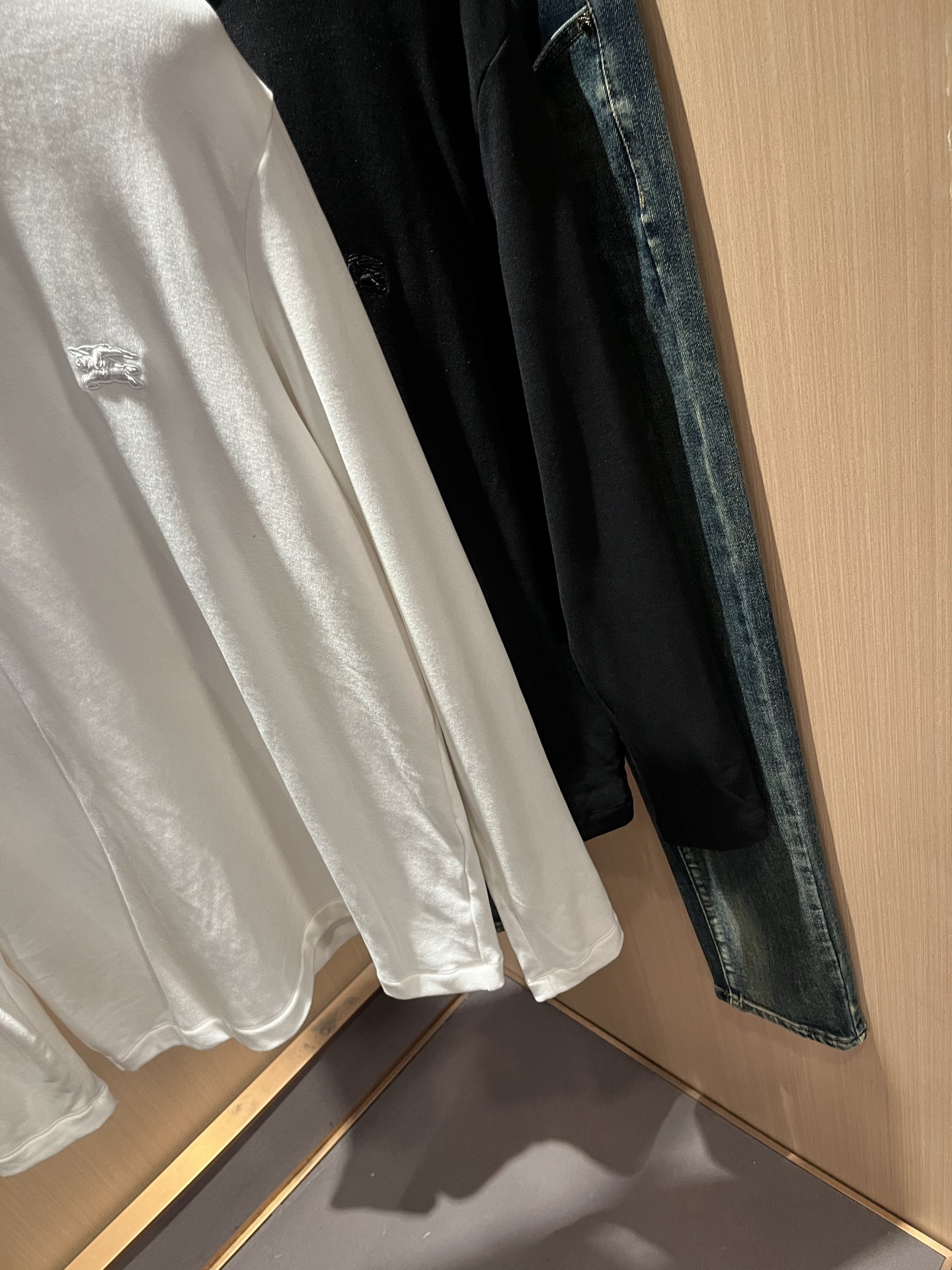 Bur*erry 巴*莉 2025秋冬新款男士长袖打底，品牌最新设计元素！既不单调也不复杂,恰到好处的展