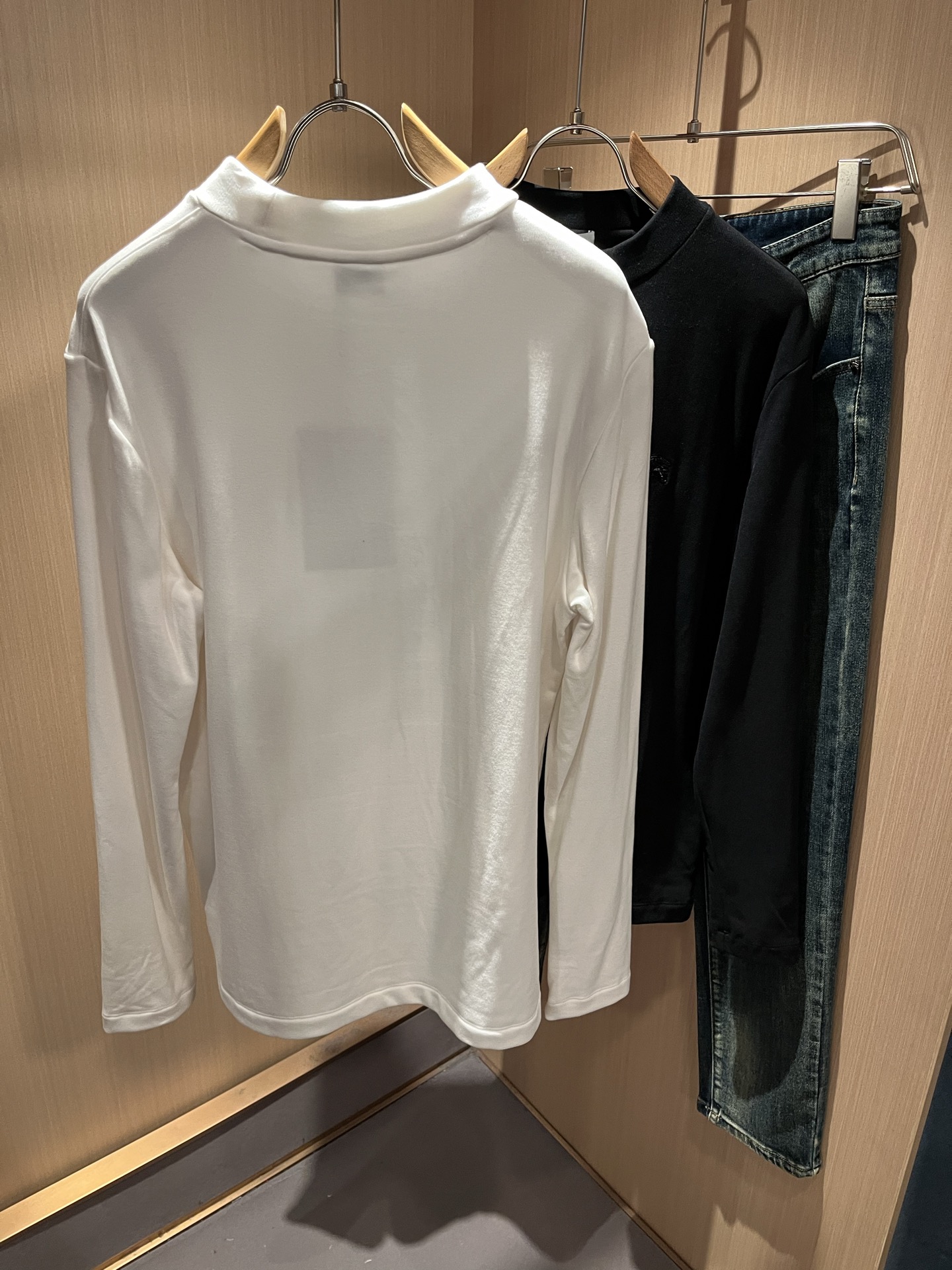 Bur*erry 巴*莉 2025秋冬新款男士长袖打底，品牌最新设计元素！既不单调也不复杂,恰到好处的展