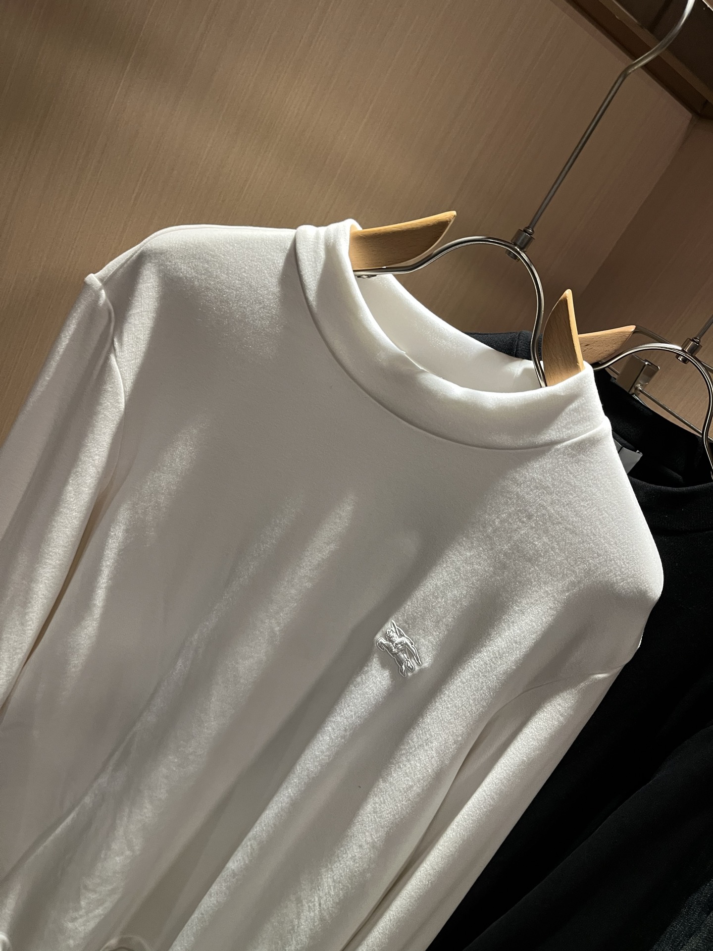 Bur*erry 巴*莉 2025秋冬新款男士长袖打底，品牌最新设计元素！既不单调也不复杂,恰到好处的展