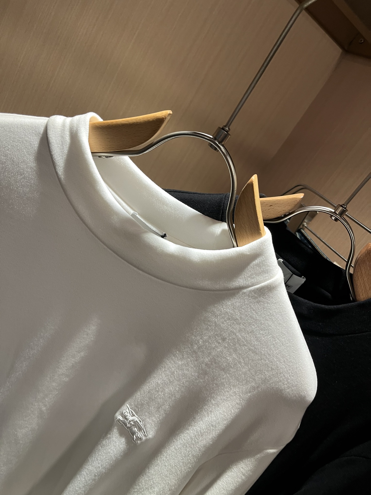 Bur*erry 巴*莉 2025秋冬新款男士长袖打底，品牌最新设计元素！既不单调也不复杂,恰到好处的展