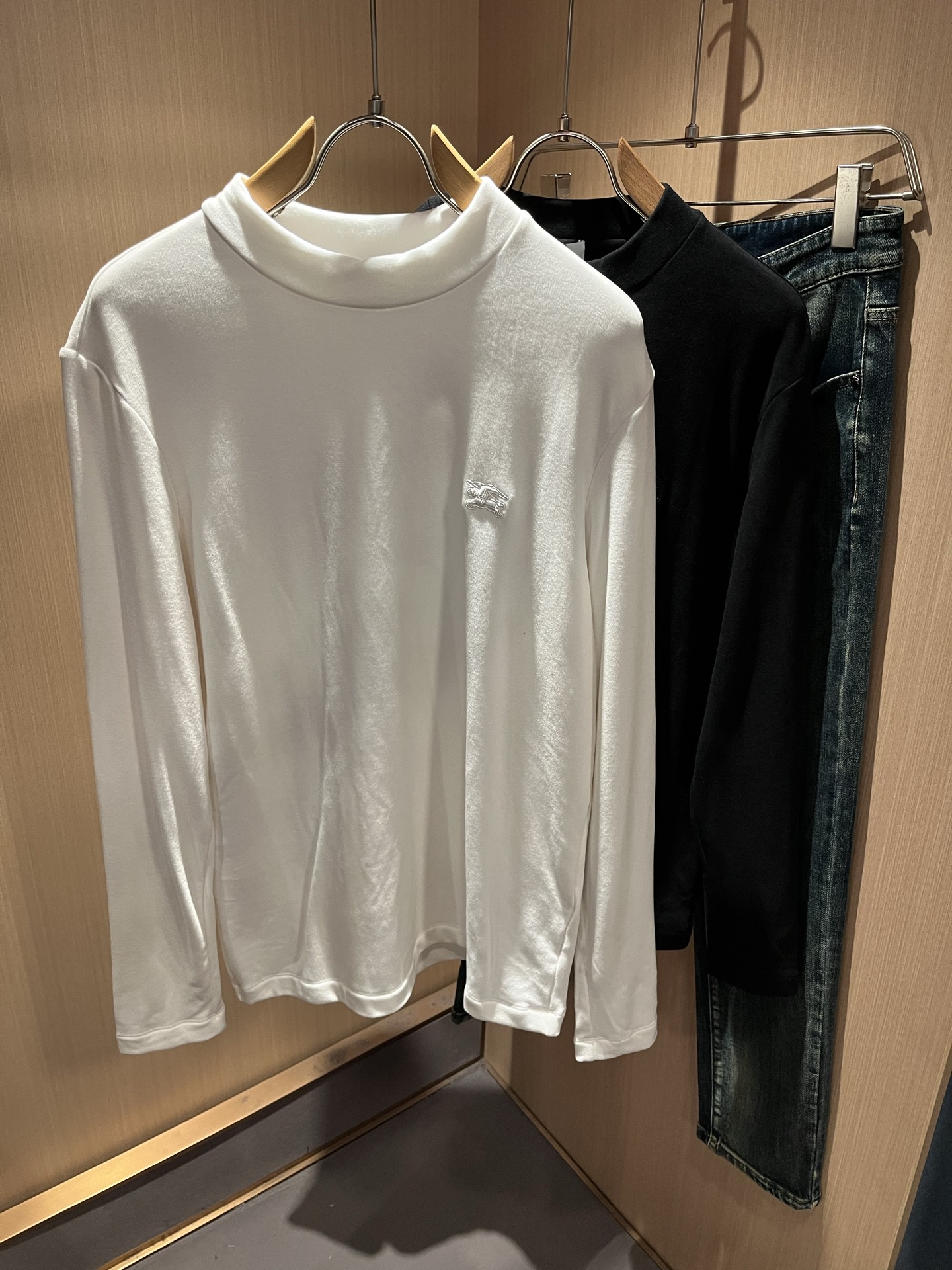 Bur*erry 巴*莉 2025秋冬新款男士长袖打底，品牌最新设计元素！既不单调也不复杂,恰到好处的展