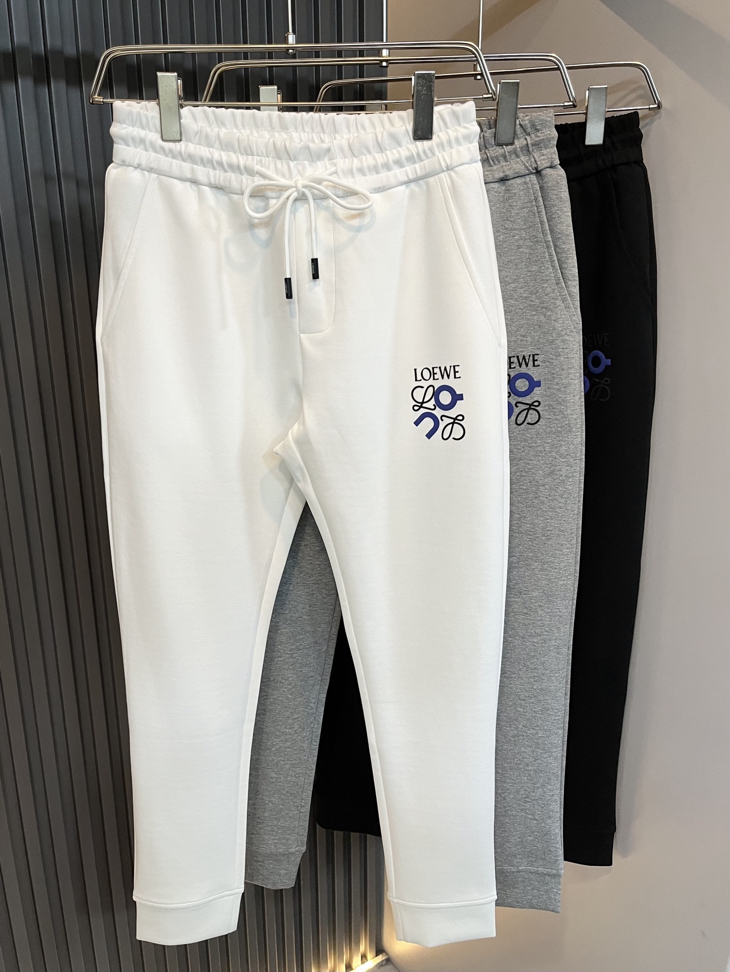 NO:652748,LO*WE/Luo*wei's new autumn and winter men's fashion high-end casual trousers. They are sold through Hong Kong channels. They are produced by Japanese original factories. They are of pure blood quality. They perfectly inherit the essence and genes of the LOE* family. From the main fabric to the detailed craftsmanship, they all demonstrate the ingenuity of quality. They are interpreted using multiple brand elements and logos, and the trouser legs are laminated with logo designs!  A soulful expression of identity!  We provide customers with high-grade imported pure cotton fabrics, very high-end and fashionable detailed craftsmanship, and the red ear cloth is made by a specific antique loom. This element represents the identity and rank of the jeans, which is worth savoring!  It is invincible in terms of matching, interpreting the versatility in place, paying attention to the details, all the accessories are supplied by foreign merchants, the tailoring is fit and slim, and the upper body butt lifting effect is excellent. It is a styling item that can only be found but not sought after!  Size M-3XL,,loewe,jeans,alexander wang19860909LO*WE/罗*威秋冬新品男士时装款高端休闲裤,香港洋行渠道货,日本原厂出品,纯血统品质,完美延续了LOE*家的精髓与基因,从主体面料到细节工艺,无不彰显出品质的匠心所在,运用多个品牌元素标识来诠释,裤腿压胶logo设计！属于灵魂式的身份彰显！客供高级进口纯棉面料,非常高级且时髦的细节工艺,赤耳布是由特定古董织布机完成,此元素代表着牛仔裤的身份及段位,非常值得细品悦人！在搭配上所向无敌,把百搭阐释到位,细节匠心考究,辅料皆为外商客供,剪裁合体修身,上身提臀效果绝佳,可遇而不可求的造型单品！尺码M-3XL,,loewe,jeans,alexander wang,Men's clothing