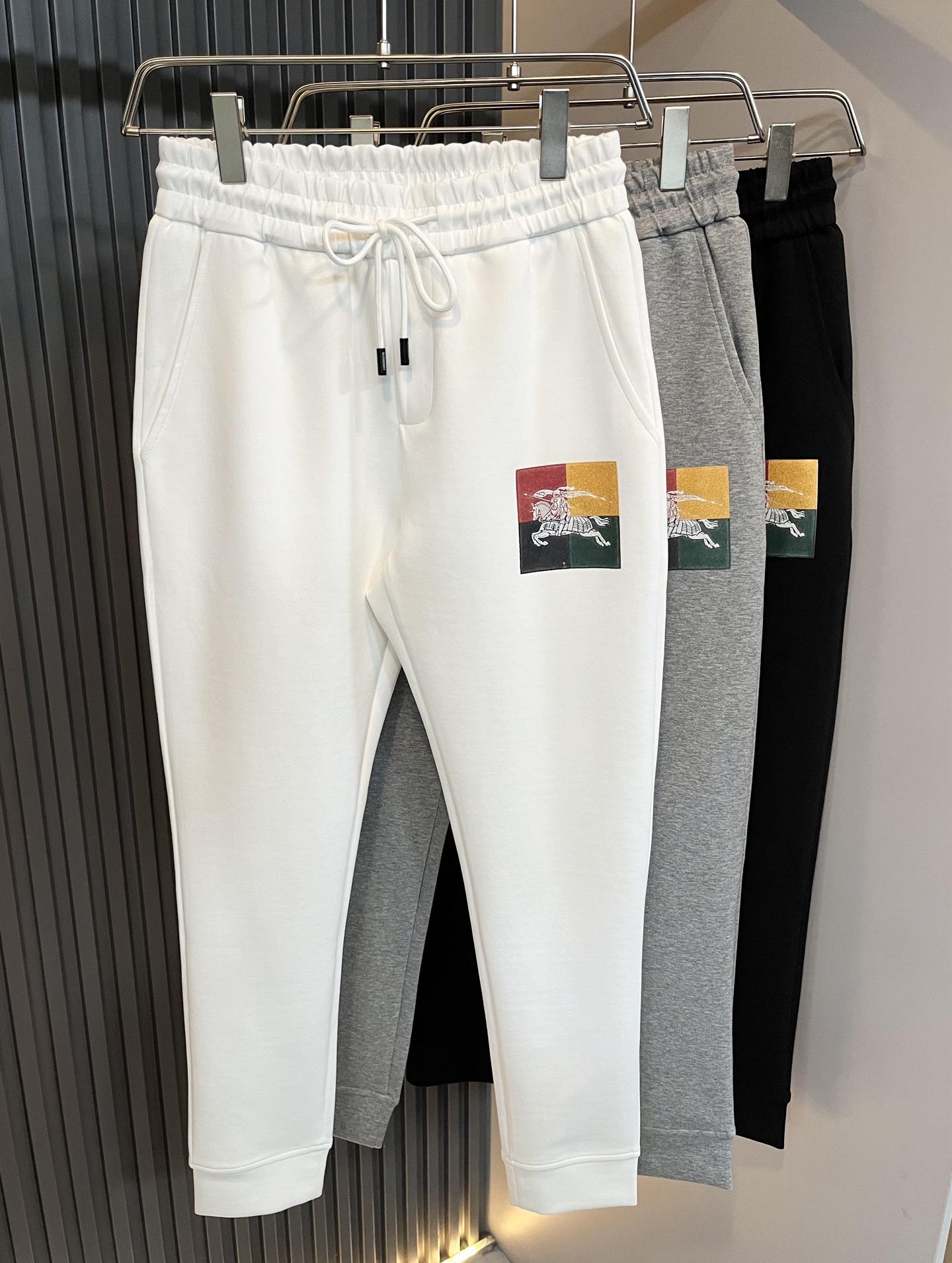 NO:652756,BURBER*Y new autumn and winter men's casual pants!  Simple and versatile, it doesn’t matter who you choose to wear it, and it has an elastic drawstring design at the waist!  Logo gluing and decoration!  Front and back embroidered logo design!  Good body proportions, loose fit, simple and straight lines, tolerant and modified leg shape, fashionable and sporty style, can be widely suitable for various body types, and can be matched at will using special Italian 3D three-dimensional surround cutting technology. The workmanship of the waist, the inner hemming, the overall tailoring, and the upper body effect are impeccable. It can be perfectly controlled whether it is for work or leisure. It is made of imported pure cotton fabric!  The texture is soft and smooth, and it does not feel constrained when you move. It does not wrinkle or deform after long-term wear and washing. Sizes M-3XL, burberry, alexander wang19860909BURBER*Y巴*莉 秋冬新款男士休闲裤！简约百搭款,不挑人穿,腰部松紧抽绳设计！标志logo压胶修饰！前后刺绣logo图案设计！良好的修饰身材比例,合体有松量,线条简洁顺直,包容修饰腿型,时尚运动风穿搭,可广泛适合各种身型穿着,随意搭配采用意大利特殊3D立体环绕裁剪工艺,腰头的做工,内里的包边,整体的剪裁,上身效果都无可挑剔.无论是上班还是休闲,都可以完美驾驭.采用进口纯棉面料！质感柔顺爽滑,运动起来没有也羁绊感,久穿久洗不起皱不变形性.尺码M-3XL,,burberry,alexander wang,Men's clothing