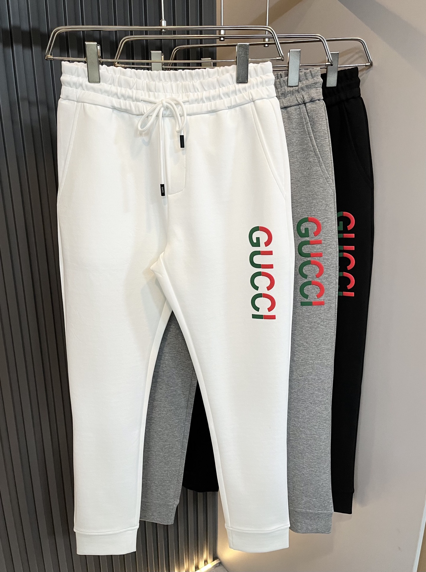 NO:652772,GUC*I Gujia's all-match casual pants in autumn and winter. As a classic style of the high-end luxury brand G, this style can be said to be perfect, with a LOGO pattern print design!  The upper body effect is naturally excellent, casual and versatile, and a design full of temperament, which perfectly demonstrates the charm of the brand. It gives people an extremely shocking and strong visual impact. When high luxury collides with top performance, this is a perfect combination of quality and beauty!  Made of extremely fine pure cotton material, the texture and texture are super soft. The texture is clear, smooth and delicate to the touch, soft to the touch, and the upper body is comfortable and natural. The design of the lace makes the waist slimmer, classic and versatile, try it out!  Size M-3XL,,gucci,gucci,gucci,alexander wang19860909GUC*I古家秋冬百搭休闲裤,作为高奢潮牌G家经典款式,此款的风格可以说是完美无缺,设计LOGO图案印花设计！上身效果自然也是出色,休闲百搭,气质感爆棚的一种设计,将品牌的魅力所完美的彰显.给人是一种极为震撼极为强烈的视觉冲击感,当高奢碰撞顶级性能,这是一场质与美的完美结合！极为细腻的纯棉材质打造,质感与纹理都是超级的出色柔和.纹理清晰,在触感上柔滑细腻,手感柔和,上身舒适自然,设计系绳使得腰部更加纤细,经典又百搭,体验起来吧！尺码M-3XL,,gucci,gucci,gucci,alexander wang,Men's clothing