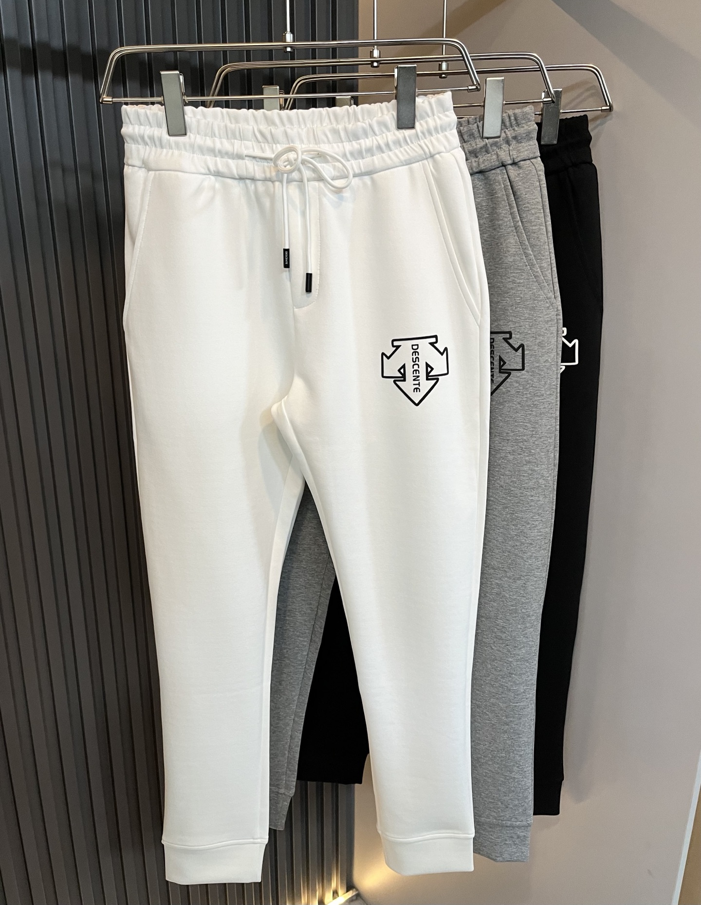 NO:652764,DESCENTE, the new autumn casual pants, has been a professional sports brand since its glory in 1935. For more than 80 years, it has always adhered to the spirit of 'Design That Moves' to drive sports with design, integrating innovative technology with design aesthetics, and creating high-quality sports equipment in many professional fields such as skiing, golf, and triathlon!  The latest design elements of the brand!  It’s neither monotonous nor complicated, just the right amount to show off your taste!  Top-notch logo lamination design for customers!  Customized original polyester fabric!  Comfortable and breathable are not a problem at all, and the unique luxury feel of the fabric presents a simple and elegant temperament!  Full three-dimensional! Standard cutting design!  Every detail is in sync with high-end fashion. Size: M-3XL, alexander wang19860909迪桑特DESCENTE,秋季新款休闲裤,自1935年荣耀至今的专业运动品牌.80余年来,始终坚持“Design That Moves” 以设计驱动运动的精神,将创新科技与设计美学相融合,在滑雪、高尔夫、铁人三项等多个专业领域,打造高品质的运动装备！品牌最新设计元素！既不单调也不复杂,恰到好处的展现品味！客供顶级logo压胶设计！定制原版聚酯纤维面料！舒适透气根本不在话下,面料独具的高奢感呈现简约优雅气质！饱满立体!标准裁剪设计！每一处细节都是与高端时尚同步的体现.尺码:M-3XL,,alexander wang,Men's clothing