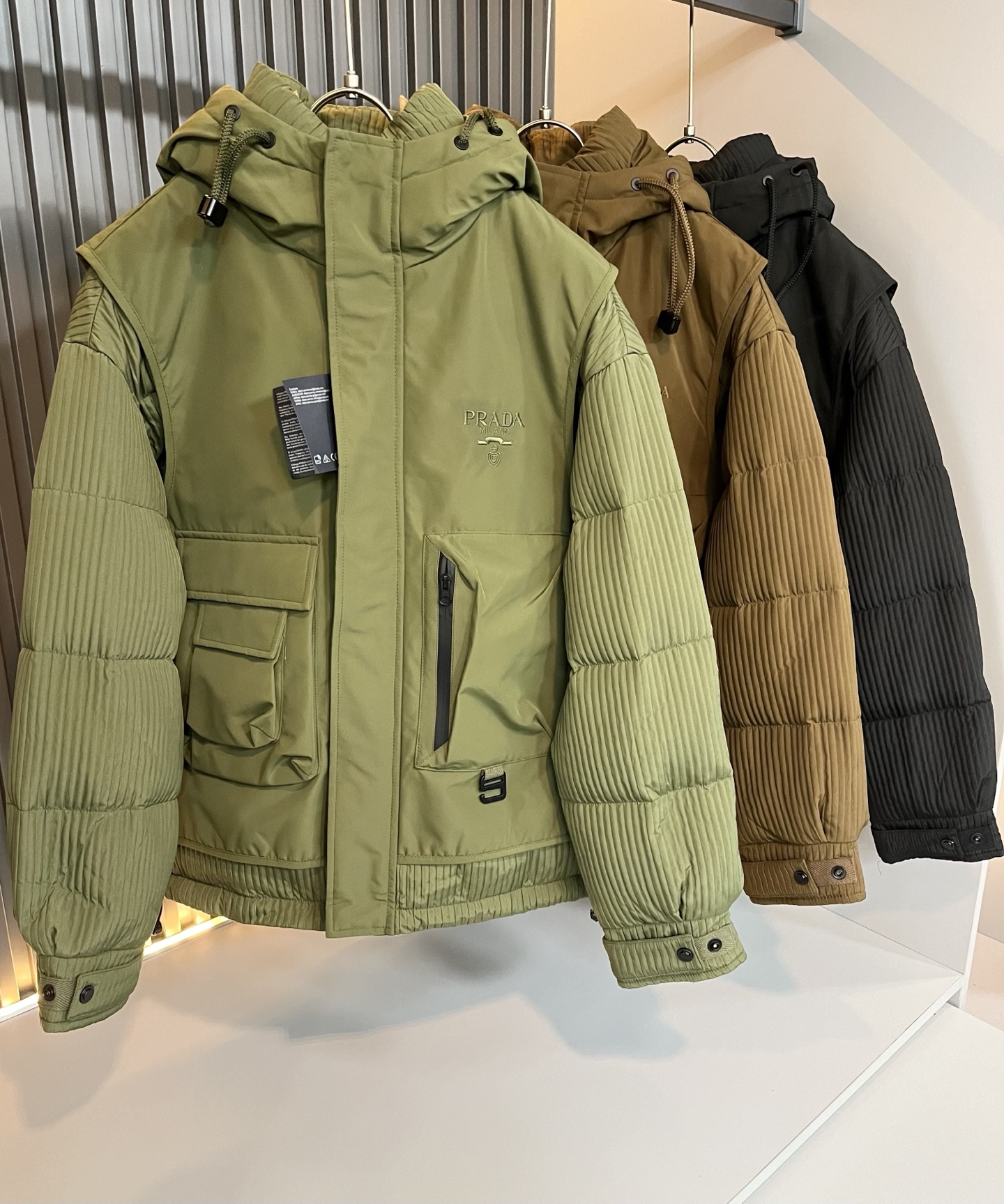 NO:652751,Prad*a P*da fake two pieces!  Autumn and winter two-piece down jackets for men and women, ready-made Prad* down fabric jackets, waterproof down jackets and warm jackets!  Prada has relaunched the classic Prada Linea Rossa into the market and created it as an iteratively updated technology series that responds to the core content of the 21st century ideology. Obviously this is the flagship of the P family's down series, suitable for the youthful spirit of men and women of all ages!  I won’t go into too many details. They are all top-notch accessories. This model of Prada has everything a top-grade down jacket or jacket should have, or in other words, it will only be better!  !  Windproof zipper closure, chest hardware logo decoration, chest embroidery logo design!  The outer layer of the counter is made of coated polyester fiber. It is leak-proof, waterproof and windproof. It is a holy product!  Nanotechnology fabric with high electrical conductivity is beneficial to body temperature regulation!  The down liner is also waterproof nylon fabric, filled with 95 white duck down. Soft and comfortable, simple design suitable for any age group. Same style for men and women. Sizes: M-3XL,, prada, jackets & coats, jackets & coats, down jacket, alexander wang19860909Prad*a 普*达假两件！秋冬男女同款两件套羽绒服外套,现货 Prad* 羽绒面料夹克 防水羽绒服保暖外套！Prada将经典Prada Linea Rossa再次推出市场,打造为迭代更新的科技系列,回应21世纪意识形态的核心内容. 很显然这是P家羽绒系列的扛鼎之作,适合于一切年轮的男女情侣款青春精神！ 细节方面我就不多讲了,全是顶配,一件顶级羽绒服或者一件夹克该有的,此款Prada都占全了,或者说,只会更好！！防风拉链开合 胸前五金logo装饰 ,胸前刺绣logo图案设计！柜台外层采用涂层聚酯纤维制成.防漏绒防水防风,可谓圣品！高导电能力的纳米技术织物,有利于体温调节！羽绒内胆也是防水尼龙面料,内填充95白鸭绒.软糯舒适,适宜任何年龄段的简单设计.男女同款.尺码: M-3XL,,prada,jackets & coats,jackets & coats,down jacket,alexander wang,Men's clothing