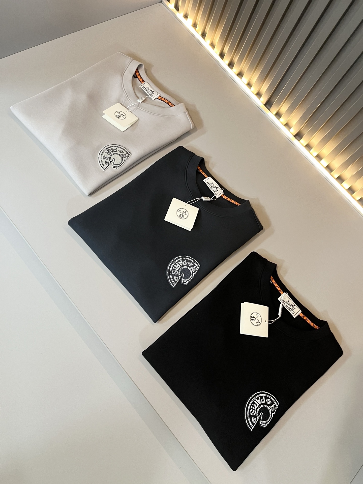 NO:652728,Her*mes' new autumn and winter men's short-sleeved bottoming shirt is a newly upgraded and versatile basic style, low-key luxury, and the choice of quality!  Select high-quality selected pure cotton fabrics!  It is made to enjoy a relaxed and comfortable wearing experience, with super vertical performance. It has a strong artistic sense and iconic logo embroidery design. The craftsmanship is meticulous and highly recognizable, showing a new brand micro-label culture!  Classic and perfect design, precise cutting. Simple and elegant style, but also able to show fashionable charm in daily casual life. Sizes M-4XL, T-shirt, alexander wang19860909Her*mes爱*仕秋冬新款男士短袖打底衫,全新升级百搭基础款,低调奢华,品格之选！甄选优质精选纯棉面料！打造而成,享受轻松自在的穿着体验,有着超强的垂直性能 艺术感极强标志性logo刺绣工艺设计,工艺细致,辨识度极高,展现全新品牌微标文化！经典完美版型设计,在裁剪上精准到位.简约大气风格,又能在日常休闲生活中展现时尚魅力.尺码M-4XL,,T-shirt,alexander wang,Men's clothing