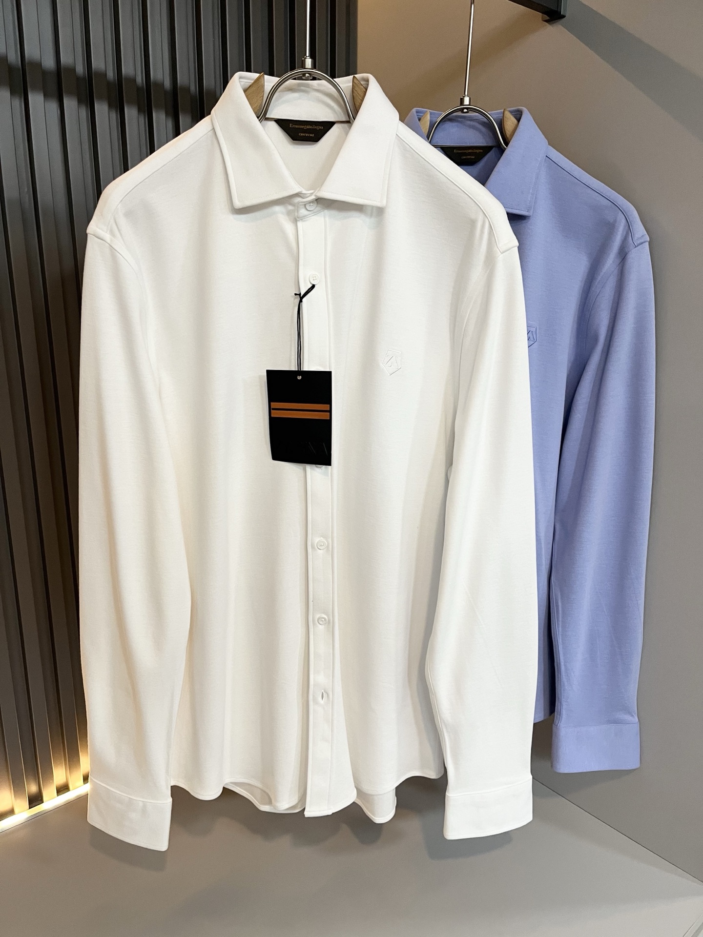 NO:652796,Ermenegildo Zeg*a new autumn and winter men's shirts, orders from foreign trade companies!  The poplin cotton material supplied by customers is one of Zegna's classic proprietary fabrics!  The texture is light, soft and delicate to the touch, but the shape is straight and stylish!  It adopts a multi-layer structure and is windproof. The pockets are decorated with details, which is the ultimate luxury... Perfect interpretation of high-quality appearance. Sizes S-2XL,,zegna,alexander wang19860909Ermenegildo Zeg*a杰*亚 秋冬新款男士衬衣,外贸公司订单！客供府绸棉材质,是杰尼亚经典的专有织物之一！ 质地轻盈、触感又柔软细腻、但型态又笔挺有型！ 采用多层结构、具备防风性能. 口袋饰有细节、奢华极致… 完美演绎高品质品相.尺码S-2XL,,zegna,alexander wang,Men's clothing