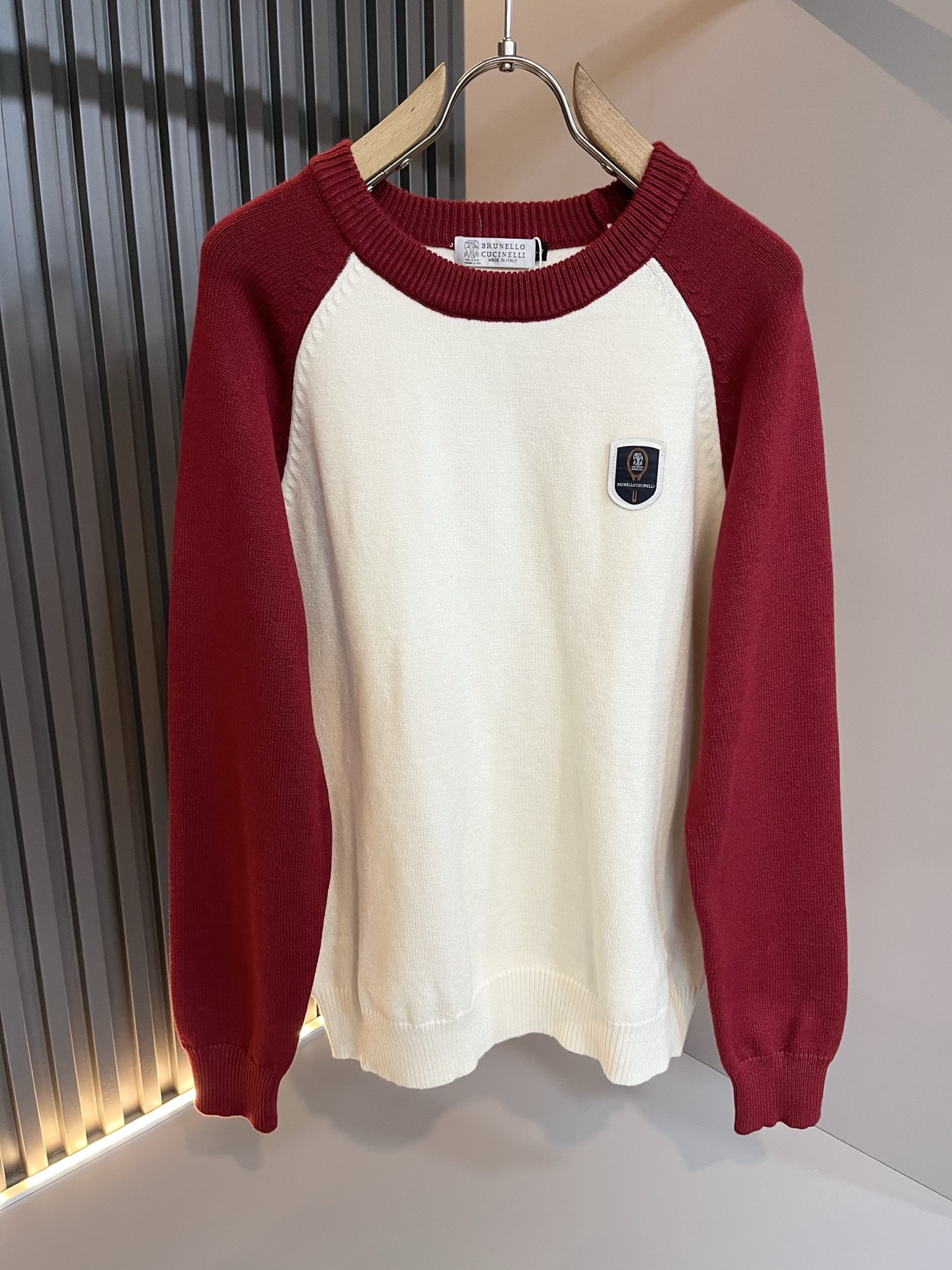 NO:652766,BC-Brunello Cucineli holiday collection!  New autumn and winter knitted woolen sweaters, Christmas red, this year’s new counter products, [Spring Festival, hot style!  】The latest fashion trend effect, new fashion charm, 'Tianguan's work' that combines elements and modern trendy high street style, a single product with full appearance. Knitted wool fabric is supplied to customers!  It feels smooth and delicate, and the breathability and comfort are impeccable. The simple and stylish design comes from the latest fashion techniques, including the logo pattern badge design!  Highlight the avant-garde unique personality. A must-have item for fashionistas to express the meticulous fashion atmosphere of the new season. Same style for men and women. Sizes M-4XL, brunello cucinelli, alexander wang19860909BC-Brunello Cucineli 节日款系列！秋冬新款针织羊毛衫, 圣诞红今年的专柜新品,【春节,爆款！】最新时尚潮流效果,时尚新韵味,元素及现代潮流的高街风格融合一起的“天官之作”,颜值十足的单品.客供针织羊毛面料！手感顺滑细腻,着身的透气舒适感无可挑剔.简约时尚的版型设计来源于潮流时尚的最新手法,标志logo图案徽章设计！彰显前卫独特个性.时尚达人的必备单品表达全新季度一丝不苟的时尚气息.男女同款.尺码M-4XL,,brunello cucinelli,alexander wang,Men's clothing