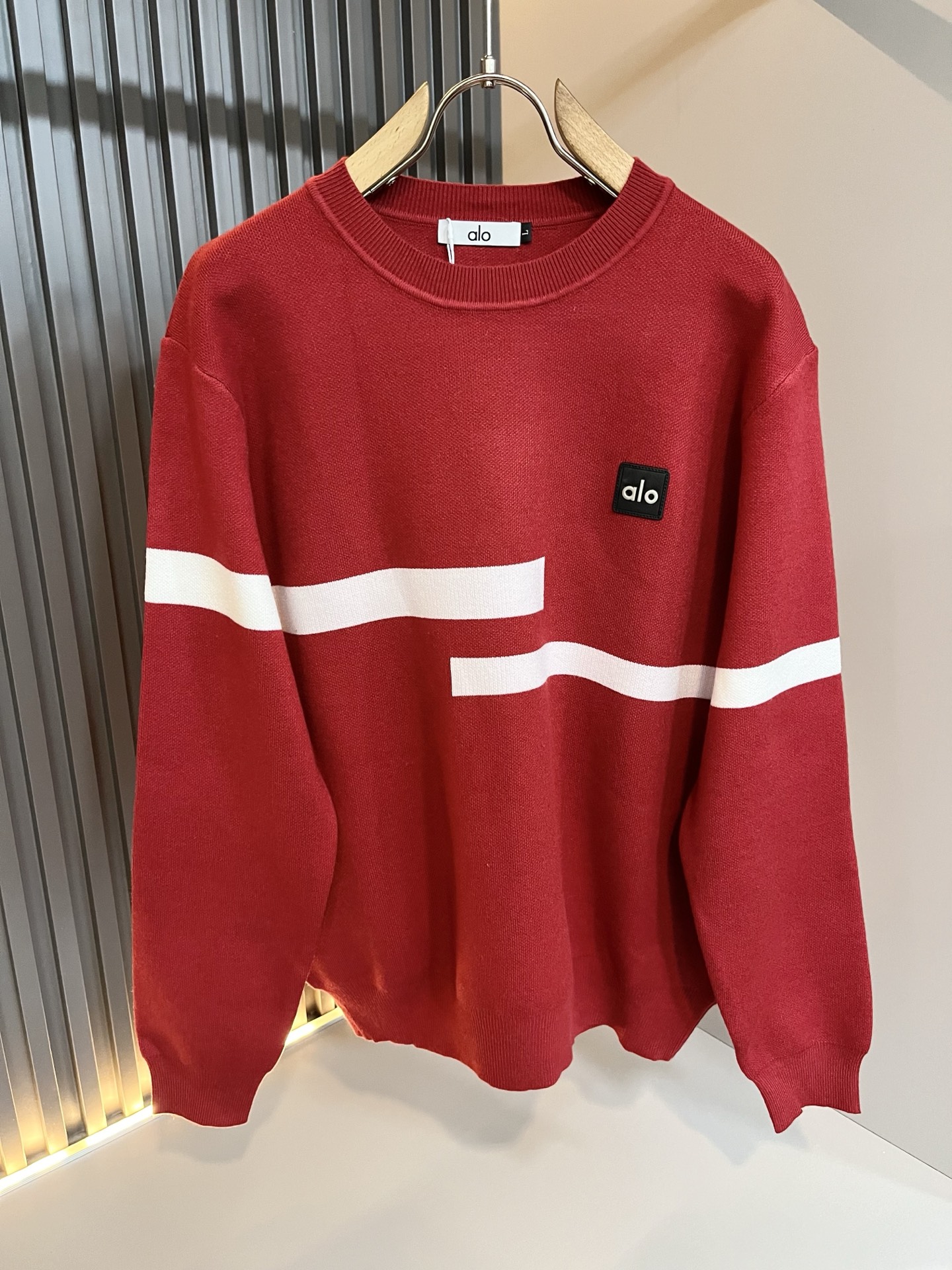 NO:652759,Moncl*r mont*mouth holiday series!  The latest trade order for autumn and winter, long-sleeved knitted woolen sweater, in full condition!  !  Internet celebrity model!  This year’s new counter product of Christmas red is [Spring Festival, a hot item!  】The craftsmanship is knitted wool crocheting, and the simple Mon logo badge design!  Not stiff, with a rich three-dimensional feel overall, quality export order, customized exclusive knitted wool fabric, to meet the simple needs of commuters for dressing. The upper body effect is very good, slimming, and not picky about the figure. The fabric workmanship... is impeccable, good craftsmanship and good fabrics can make you wear a good taste, a must-have item for everyone!  Size M-4XL,,alexander wang19860909Moncl*r蒙*口 节日款系列！秋冬最新的贸易订单长袖针织羊毛衫,全品相！！网红款！ 圣诞红今年的专柜新品,【春节,爆款！】工艺采用针织羊毛钩织,简单Mon标识logo徽章设计！不僵硬,整体有着丰富的立体感,品质出口订单,定制专属针织羊毛面料,满足通勤人们对于着装的简约需求,上身效果很好,显瘦,不挑剔身材.面料做工....无可挑剔,好工艺好面料才能穿出好品味一款,人手必备单品！尺码M-4XL,,alexander wang,Men's clothing