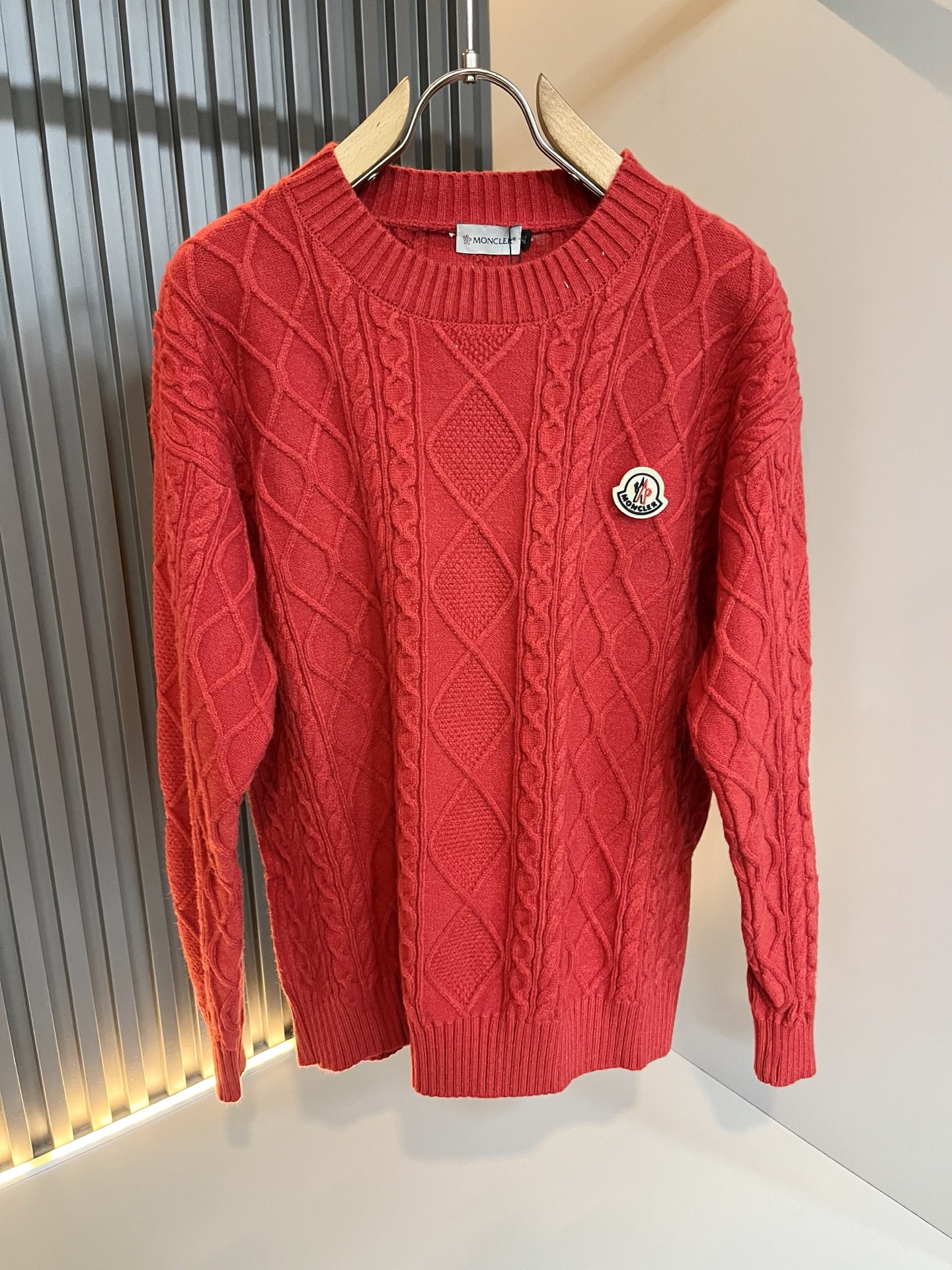 NO:652743,Moncl*r mont*mouth holiday series!  The latest trade order for autumn and winter, long-sleeved knitted woolen sweater, in full condition!  !  Internet celebrity model!  This year’s new counter product of Christmas red is [Spring Festival, a hot item!  】The craftsmanship is knitted wool crocheting, and the simple Mon logo badge design!  Not stiff, with a rich three-dimensional feel overall, quality export order, customized exclusive knitted wool fabric, to meet the simple needs of commuters for dressing. The upper body effect is very good, slimming, and not picky about the figure. The fabric workmanship... is impeccable, good craftsmanship and good fabrics can make you wear a good taste, a must-have item for everyone!  Size M-4XL,,alexander wang19860909Moncl*r蒙*口 节日款系列！秋冬最新的贸易订单长袖针织羊毛衫,全品相！！网红款！ 圣诞红今年的专柜新品,【春节,爆款！】工艺采用针织羊毛钩织,简单Mon标识logo徽章设计！不僵硬,整体有着丰富的立体感,品质出口订单,定制专属针织羊毛面料,满足通勤人们对于着装的简约需求,上身效果很好,显瘦,不挑剔身材.面料做工....无可挑剔,好工艺好面料才能穿出好品味一款,人手必备单品！尺码M-4XL,,alexander wang,Men's clothing