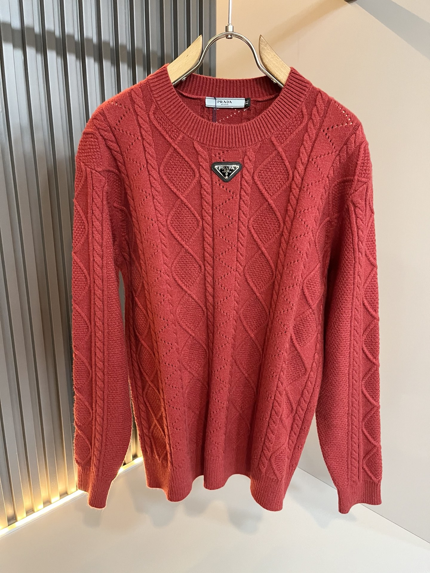 NO:652788,PRAD*A Festival Collection!  New autumn and winter knitted woolen sweaters for men and women, the latest styles are exclusively available online!  !  This year’s new counter product of Christmas red is [Spring Festival, a hot item!  】 ~ It is both classic and fashionable, who doesn’t love it? It shows the classic again, it is very eye-catching, and it has a low-luxury aura and recognition!  Pr*da's traditional brand concept and modern advanced technology are perfectly combined. Coupled with an extremely modern and simple design, P's exclusive three-dimensional letter logo hardware badge design!  Customized 100% imported wool fabric!  The texture of this model is quite impressive. You can tell the specifications and grades at your fingertips. The level of finesse and breathability are top-notch!  Size M-4XL,,prada,alexander wang19860909PRAD*A普*达节日款系列！秋冬新款男女同款针织羊毛衫,最新款全网独家首上！！ 圣诞红今年的专柜新品,【春节,爆款！】 ~既经典有时尚百搭,谁不爱啊,将经典再次展现,非常的耐看,自带低奢光环与辨识度！Pr*da传统的品牌理念和现代化的先进技术进行了完美结合.加上极其现代摩登风范的简约设计,p家专属立体字母logo五金徽章设计！定制百分百进口羊毛面料！此款的质感相当感人 触手便知规格档次 细腻程度与透气效果堪称顶级！尺码M-4XL,,prada,alexander wang,Men's clothing