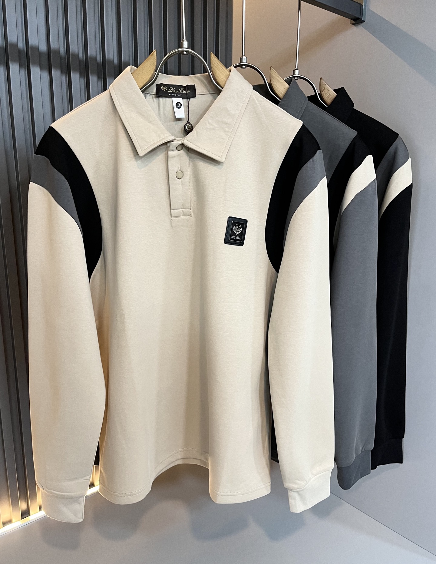 NO:652736,Loro Piana's new autumn and winter men's sweatshirts, orders from foreign trade companies!  Chest logo pattern badge design!  Customer-supplied baby velvet cotton material, one of the classic proprietary fabrics!  The texture is light, soft and delicate to the touch, but the shape is straight and stylish!  It adopts multi-layer structure and has windproof performance. Details and ultimate luxury... perfectly interpret high-quality appearance. Sizes M-3XL,,loro piana,hoodie,sweatshirts,alexander wang19860909Loro Piana诺悠翩雅 秋冬新品男士卫衣,外贸公司订单！胸前logo图案徽章设计！客供婴儿绒棉材质,经典的专有织物之一！ 质地轻盈、触感又柔软细腻、但型态又笔挺有型！ 采用多层结构、具备防风性能. 细节、奢华极致… 完美演绎高品质品相.尺码M-3XL,,loro piana,hoodie,sweatshirts,alexander wang,Men's clothing