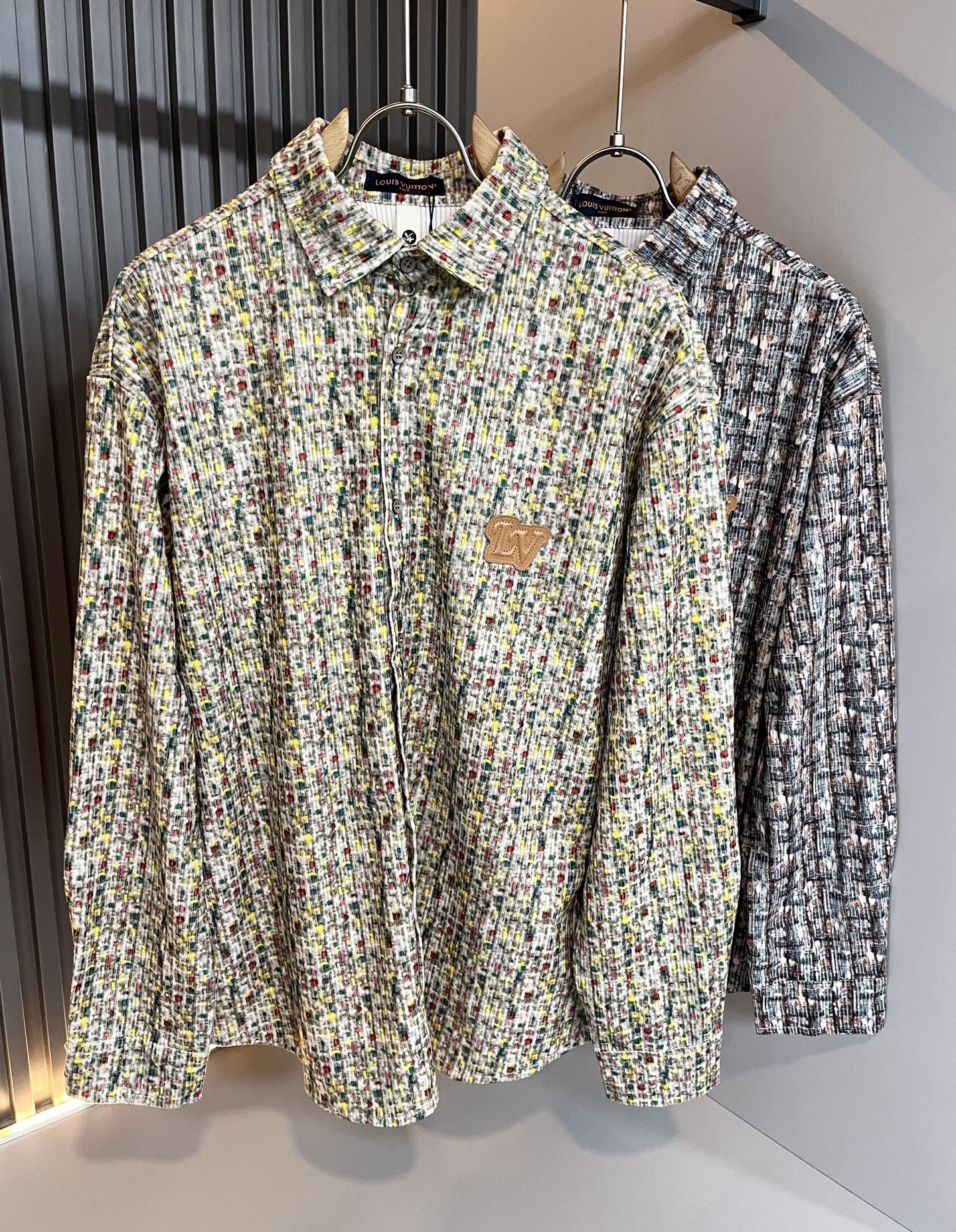 NO:652780,Louis Vuit*on's new autumn and winter light luxury men's and women's shirts, the new high-end of the Louis family, the details and quality are always so flawless, customized original poplin cotton fabric!  Letter logo leather pattern design on the chest!  You can’t be considered a fashionista if you haven’t bought a few pieces of Louis this spring. It interprets Louis’ iconic elements and is something that everyone loves. It is super soft and tough, and has excellent breathability. It comes from world-class trade-level OEM channels, and the quantity is extremely rare and sold out. Clean and neat. This is the Louis family’s specialty and the latest craftsmanship of this season. The level of detail has reached the top, and the loose three-dimensional tailoring design is a must-have. It is a fusion of luxury and fashion!  Size M-3XL,,louis vuitton,louis vuitton,alexander wang19860909Louis Vuit*on 路易*登 秋冬新款轻奢男女同款衬衣,路易家族的新高端,细节品质永远的那么完美无瑕,定制原版府绸棉面料！胸前字母logo皮革图案设计！今年春季节没有入手几件路易你算不上时尚达人.诠释路易的标志性元素,实属人见人爱的东西.超级柔软且具有韧性,透气感也是绝佳.来自世界级贸易级别的代工厂渠道,数量极其稀少售完无补.干净俐落.这是路易家族的看家绝活也是本季度的最新工艺.细致化程度已经达到顶端了,宽松立体剪裁的版型设计堪称一绝.属于奢华与时尚的融合！尺码M-3XL,,louis vuitton,louis vuitton,alexander wang,Men's clothing