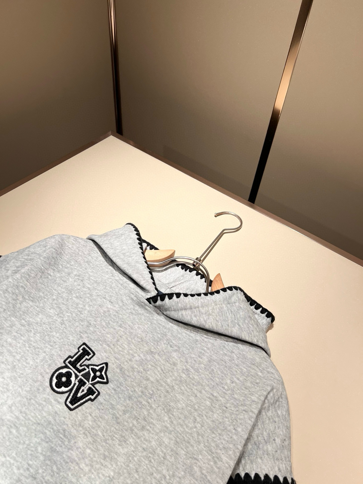 LouisVuitt*路易*登 2025秋冬全新系列单品上线，非常时髦前卫的一款男女同款👫长袖卫衣，胸前