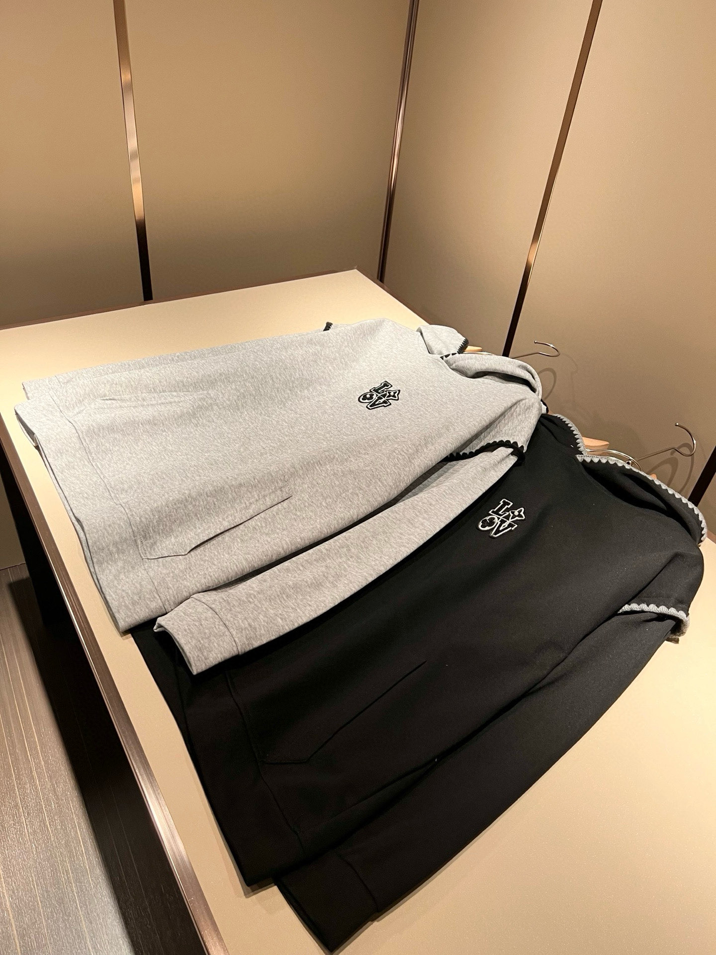 LouisVuitt*路易*登 2025秋冬全新系列单品上线，非常时髦前卫的一款男女同款👫长袖卫衣，胸前