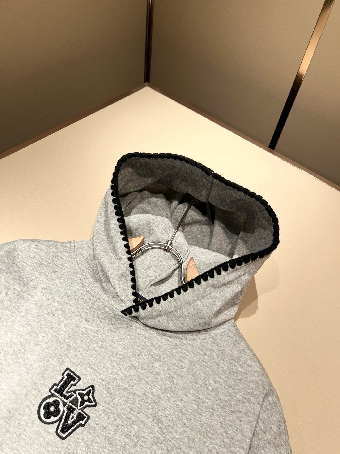 LouisVuitt*路易*登 2025秋冬全新系列单品上线，非常时髦前卫的一款男女同款👫长袖卫衣，胸前