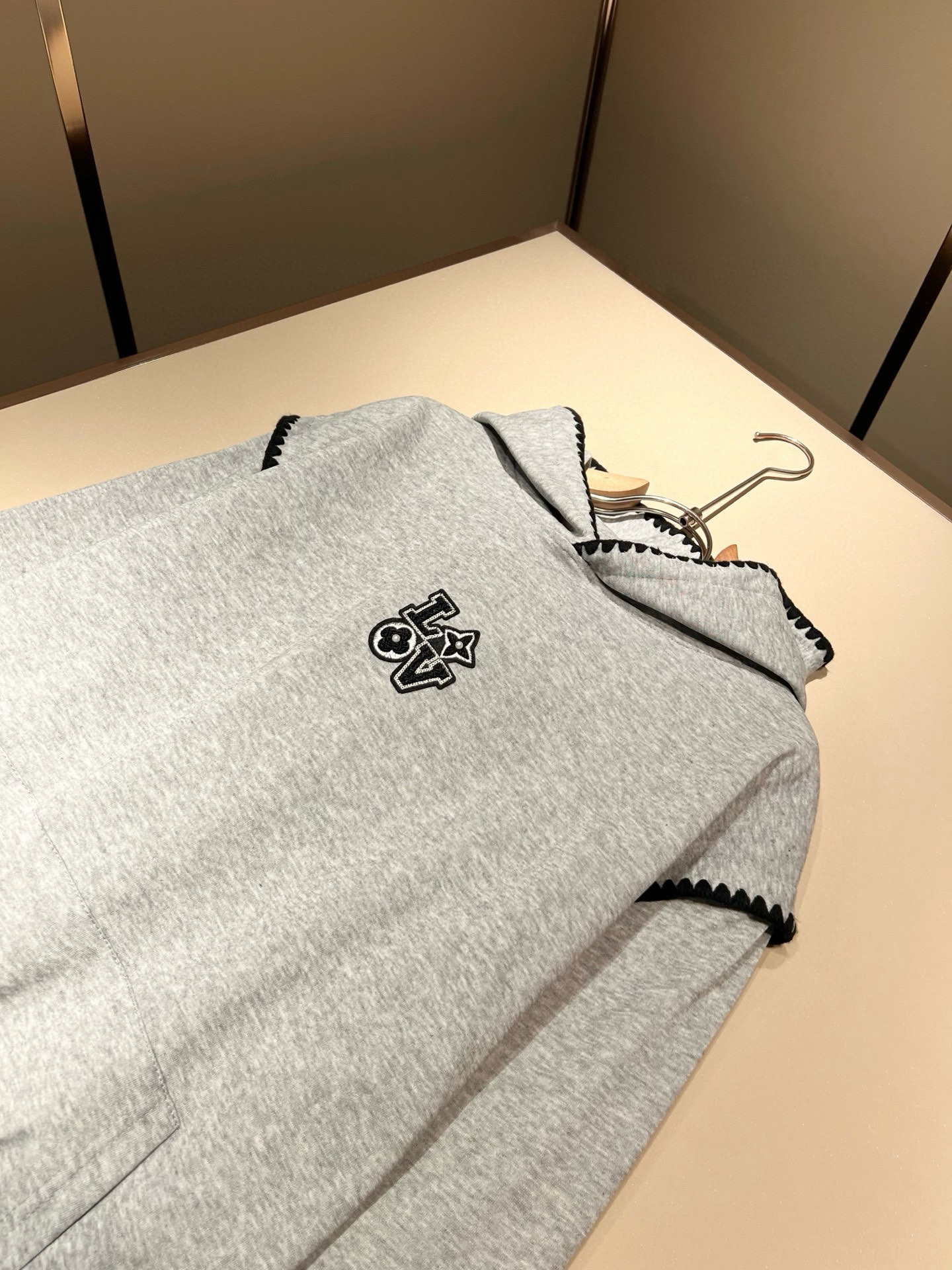 LouisVuitt*路易*登 2025秋冬全新系列单品上线，非常时髦前卫的一款男女同款👫长袖卫衣，胸前