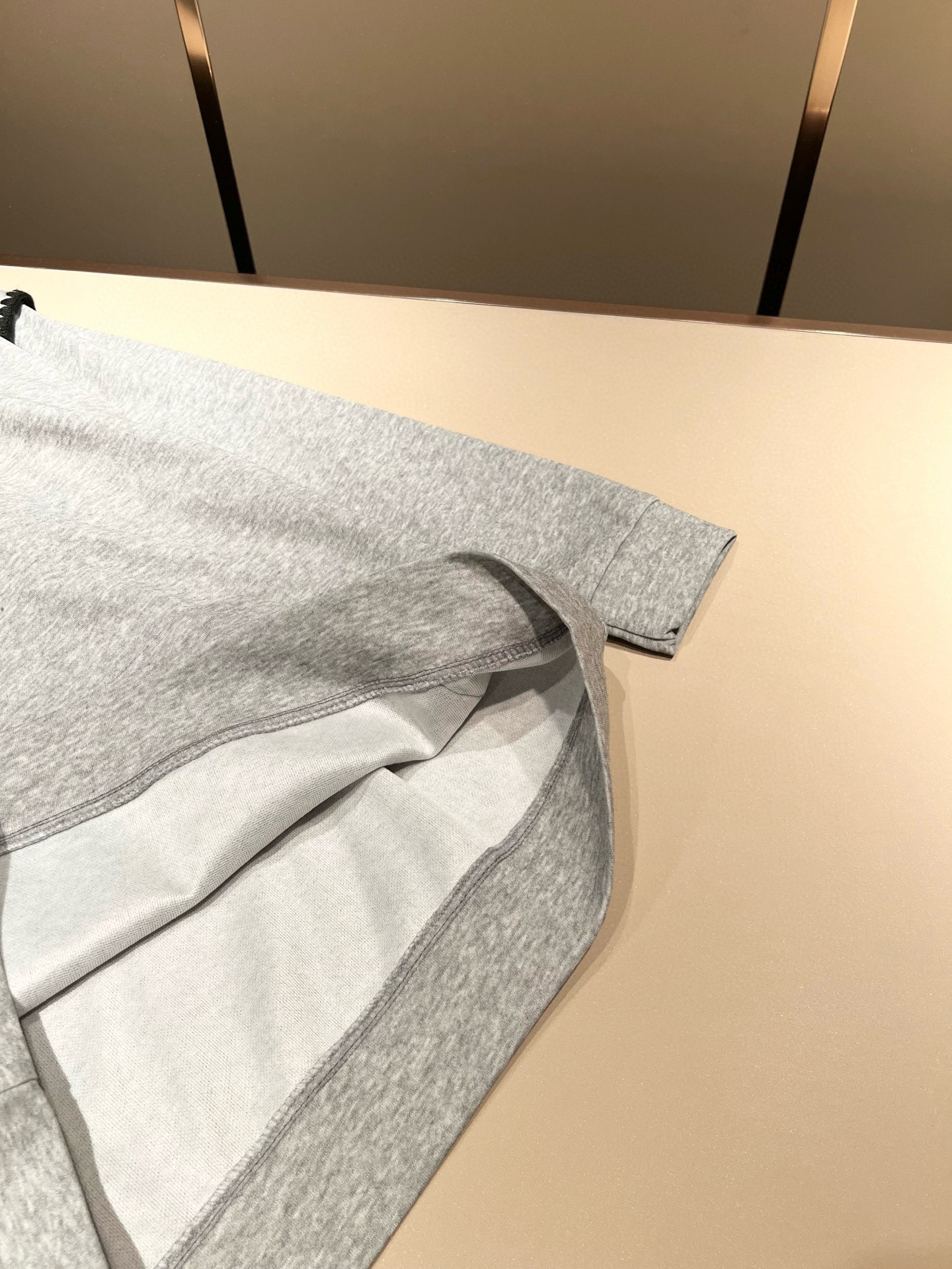 LouisVuitt*路易*登 2025秋冬全新系列单品上线，非常时髦前卫的一款男女同款👫长袖卫衣，胸前