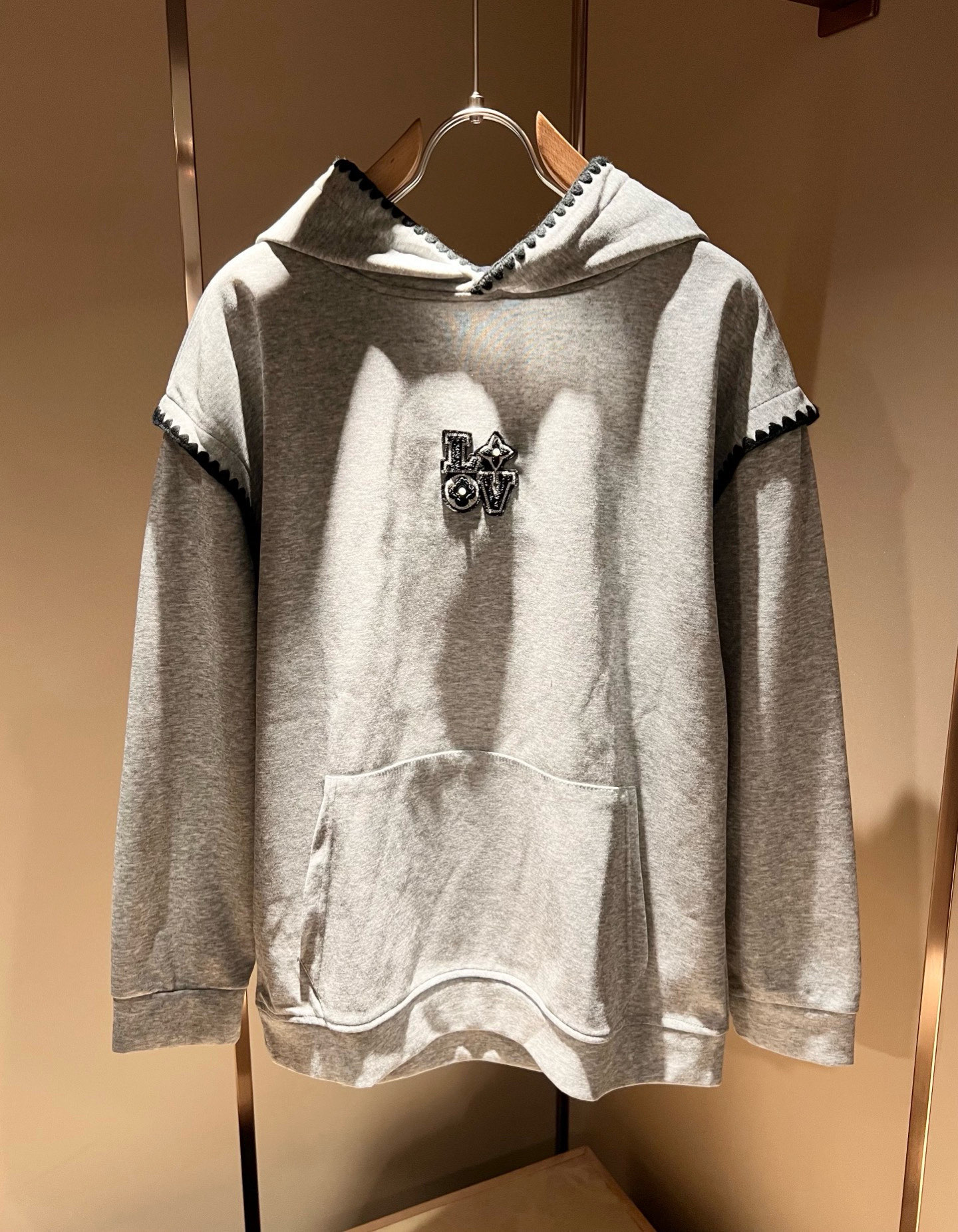 LouisVuitt*路易*登 2025秋冬全新系列单品上线，非常时髦前卫的一款男女同款👫长袖卫衣，胸前