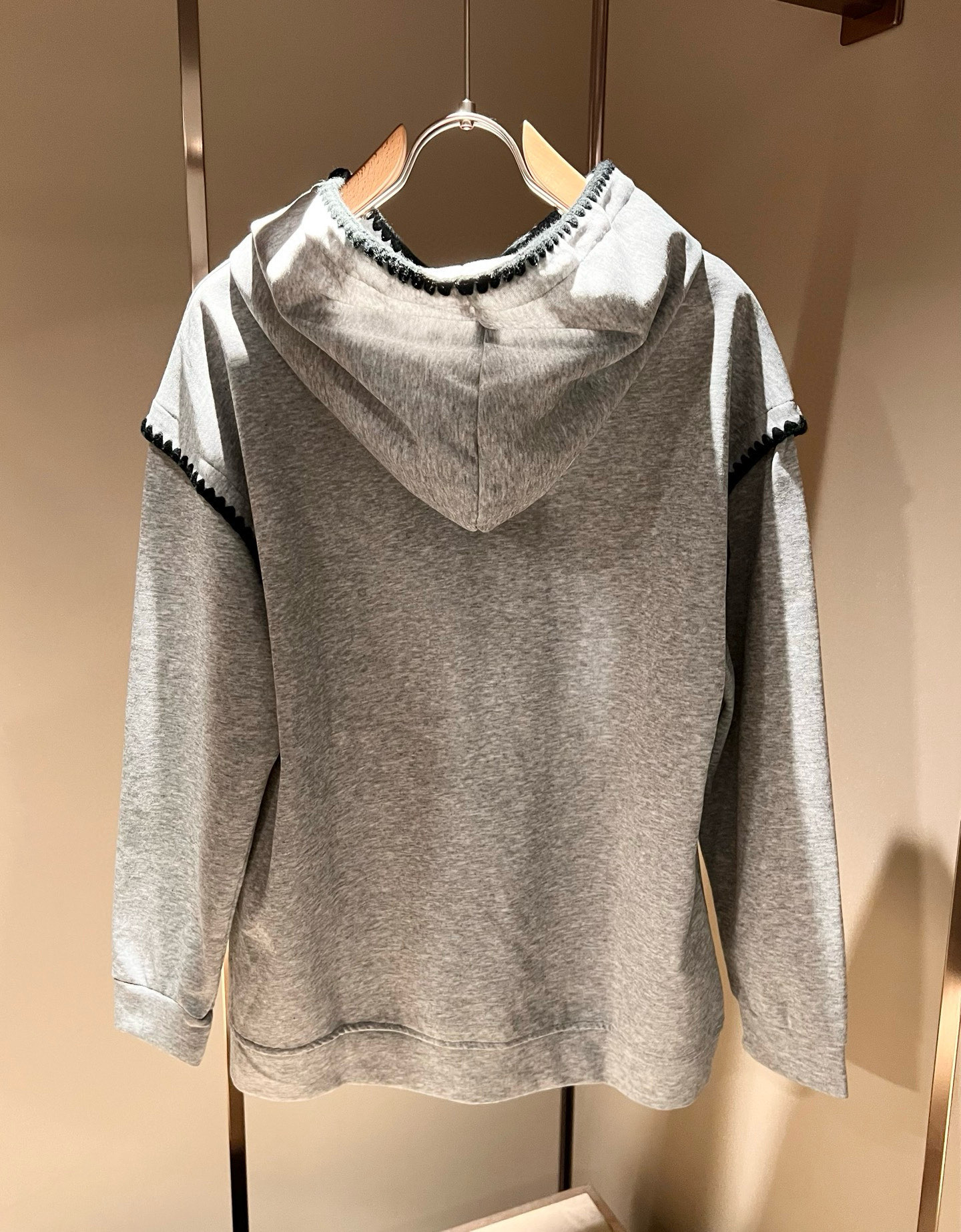 LouisVuitt*路易*登 2025秋冬全新系列单品上线，非常时髦前卫的一款男女同款👫长袖卫衣，胸前