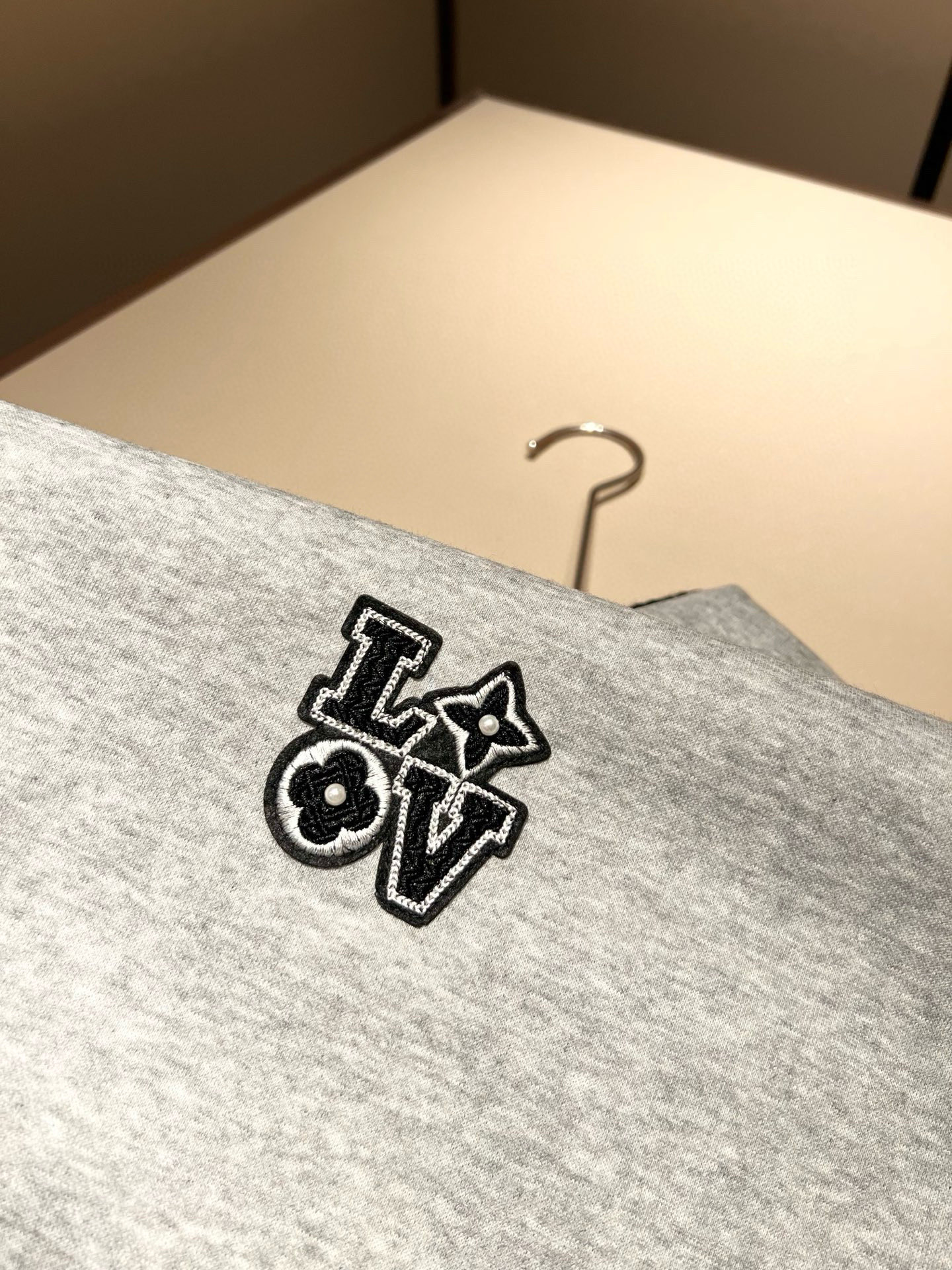 LouisVuitt*路易*登 2025秋冬全新系列单品上线，非常时髦前卫的一款男女同款👫长袖卫衣，胸前