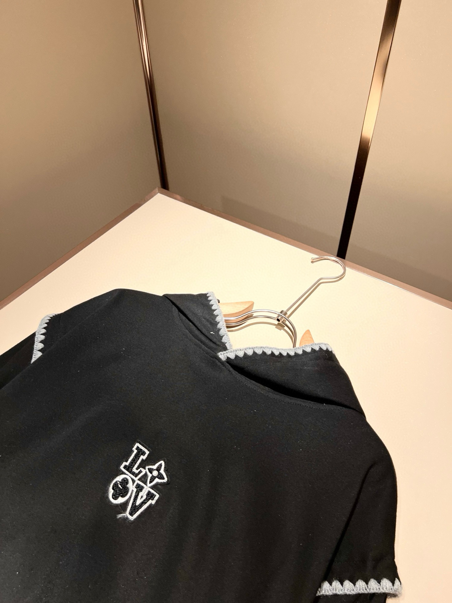 LouisVuitt*路易*登 2025秋冬全新系列单品上线，非常时髦前卫的一款男女同款👫长袖卫衣，胸前