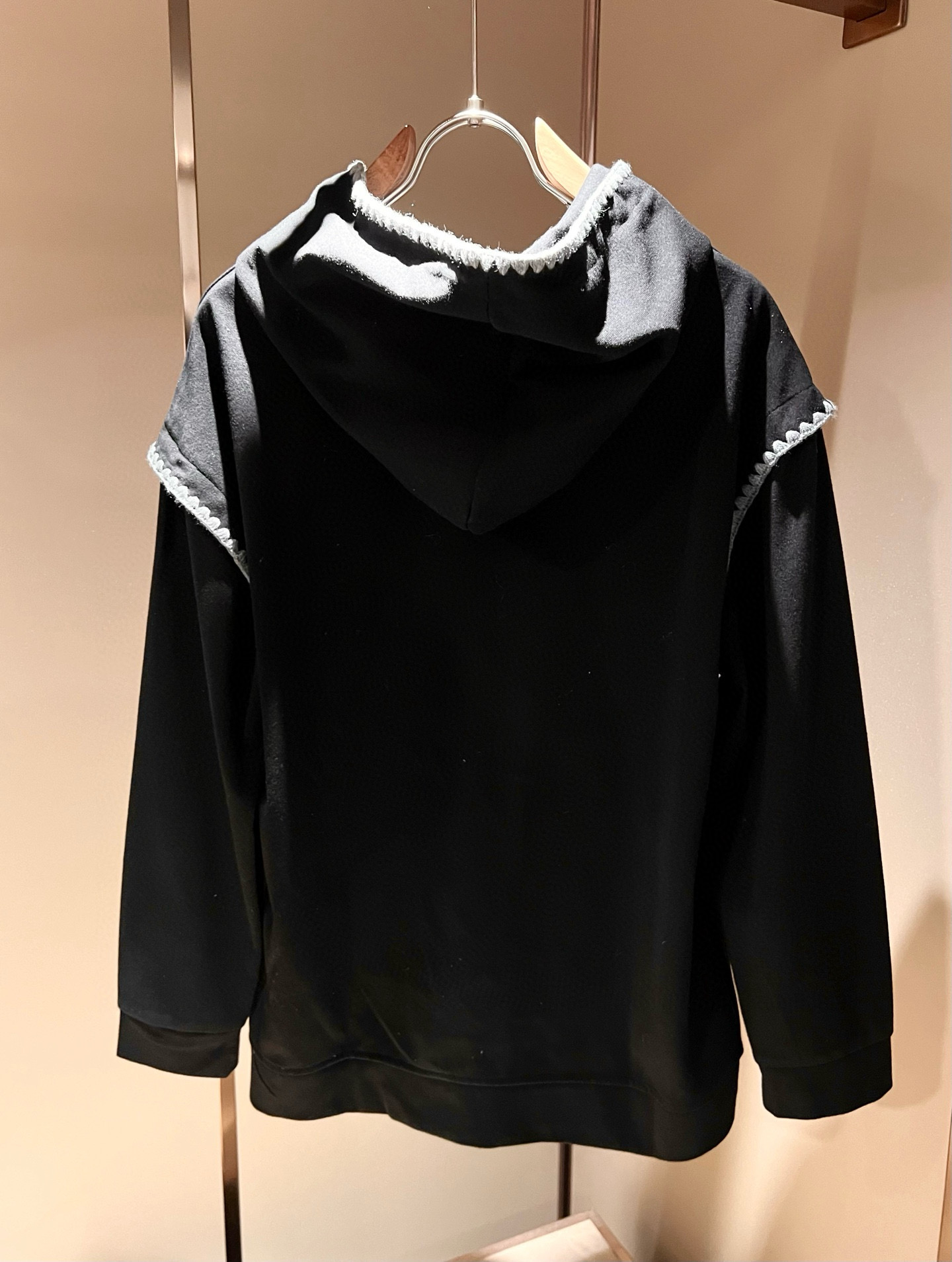 LouisVuitt*路易*登 2025秋冬全新系列单品上线，非常时髦前卫的一款男女同款👫长袖卫衣，胸前