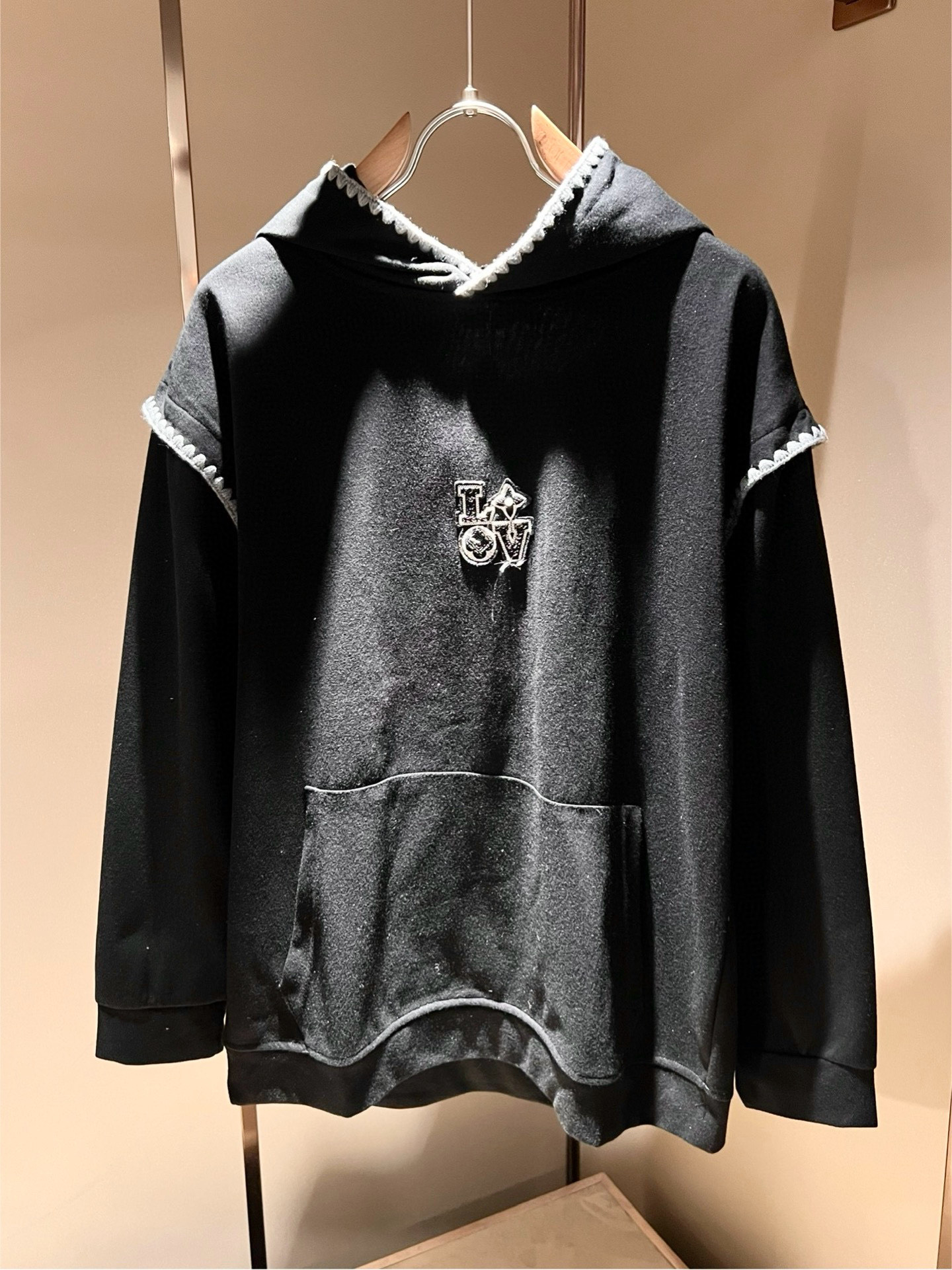 LouisVuitt*路易*登 2025秋冬全新系列单品上线，非常时髦前卫的一款男女同款👫长袖卫衣，胸前