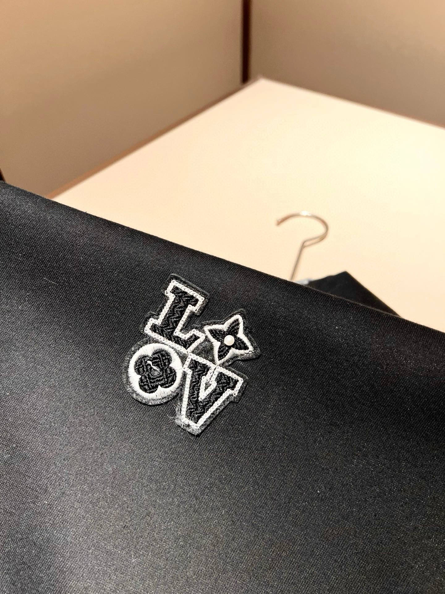 LouisVuitt*路易*登 2025秋冬全新系列单品上线，非常时髦前卫的一款男女同款👫长袖卫衣，胸前