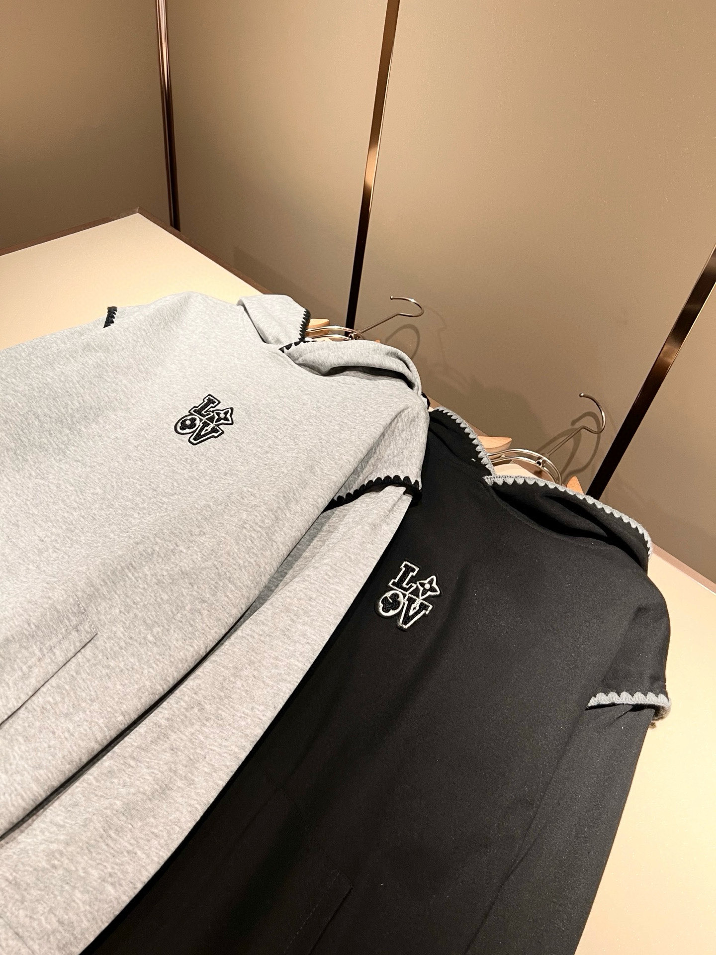 LouisVuitt*路易*登 2025秋冬全新系列单品上线，非常时髦前卫的一款男女同款👫长袖卫衣，胸前