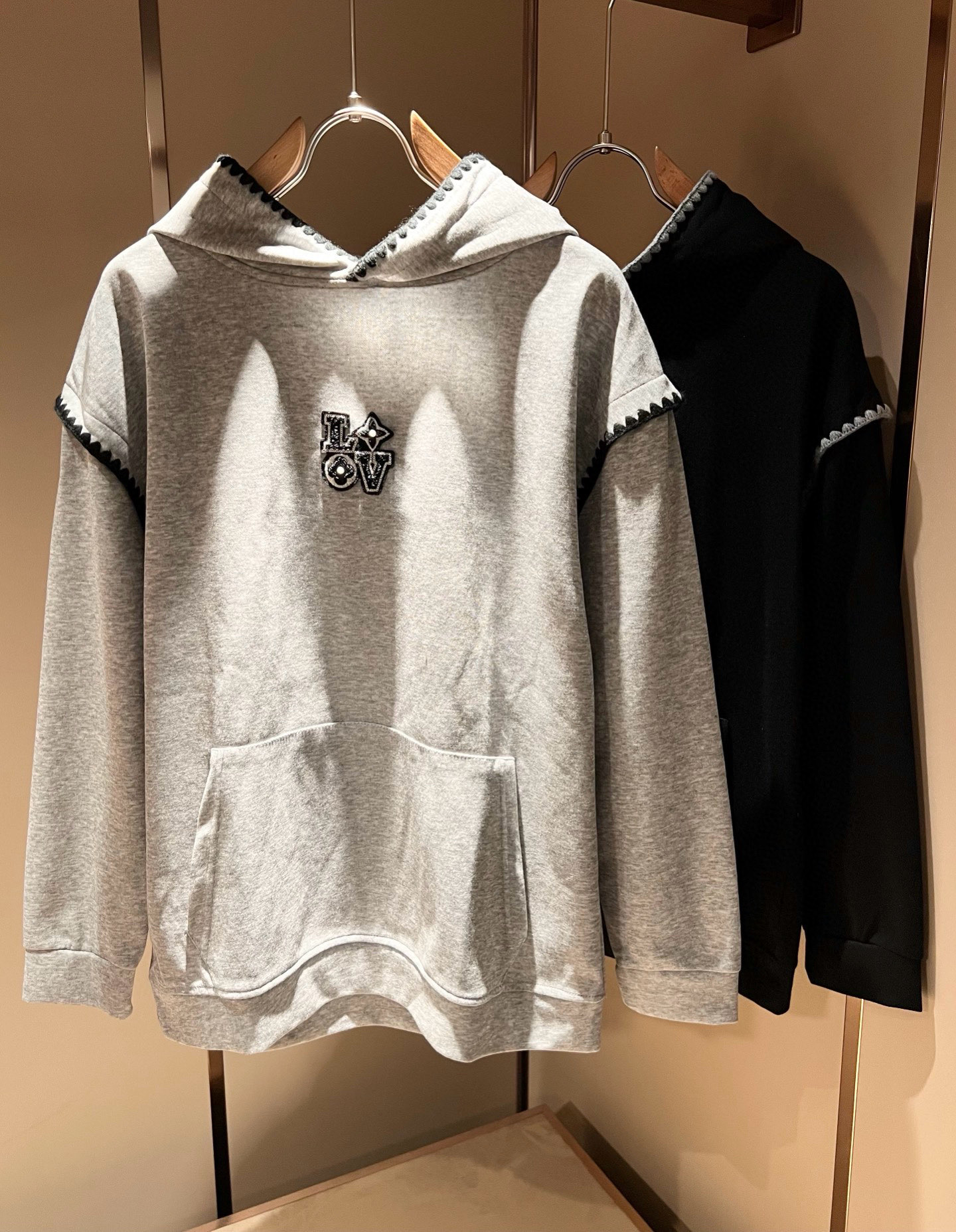 LouisVuitt*路易*登 2025秋冬全新系列单品上线，非常时髦前卫的一款男女同款👫长袖卫衣，胸前