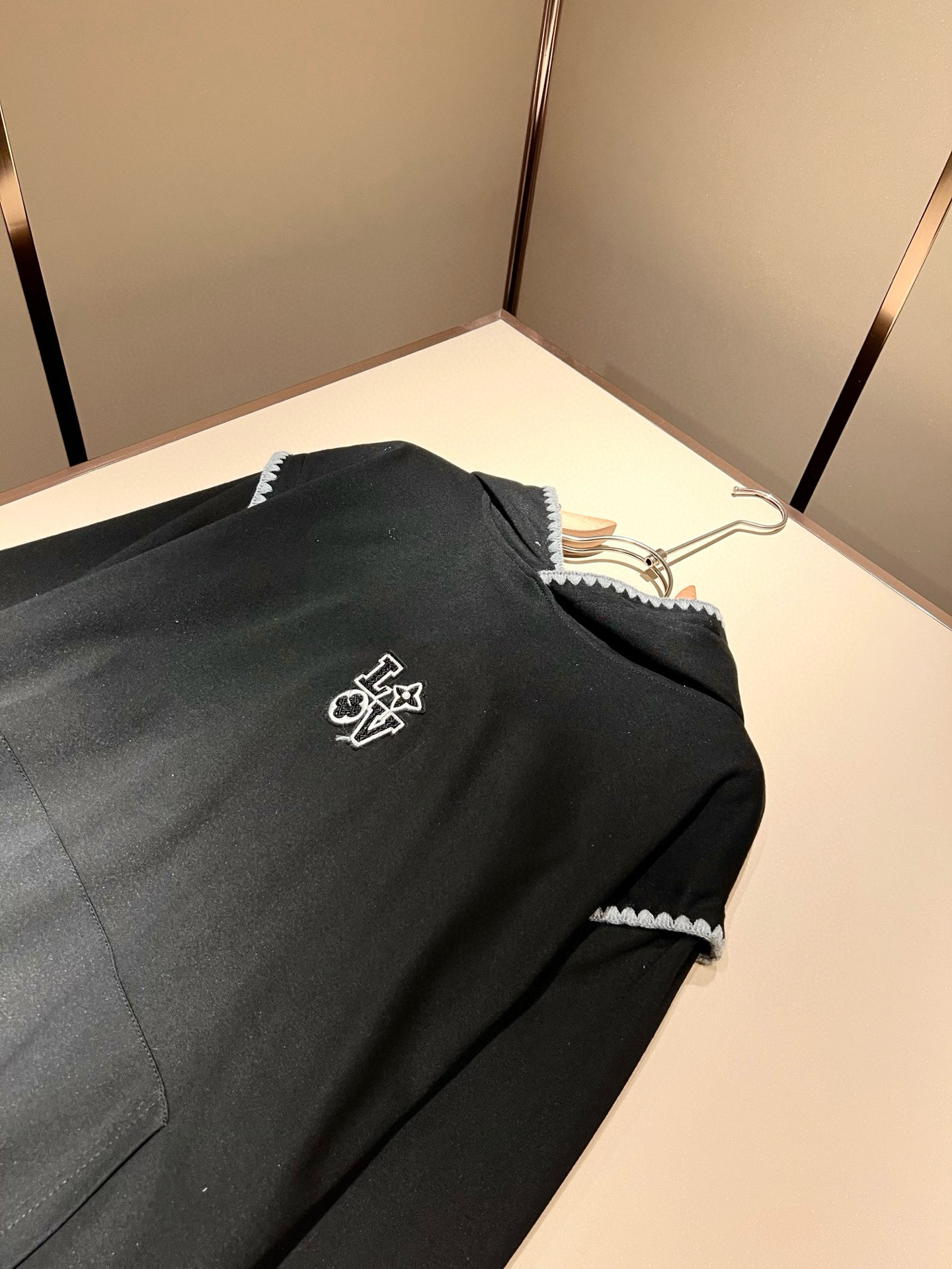 LouisVuitt*路易*登 2025秋冬全新系列单品上线，非常时髦前卫的一款男女同款👫长袖卫衣，胸前