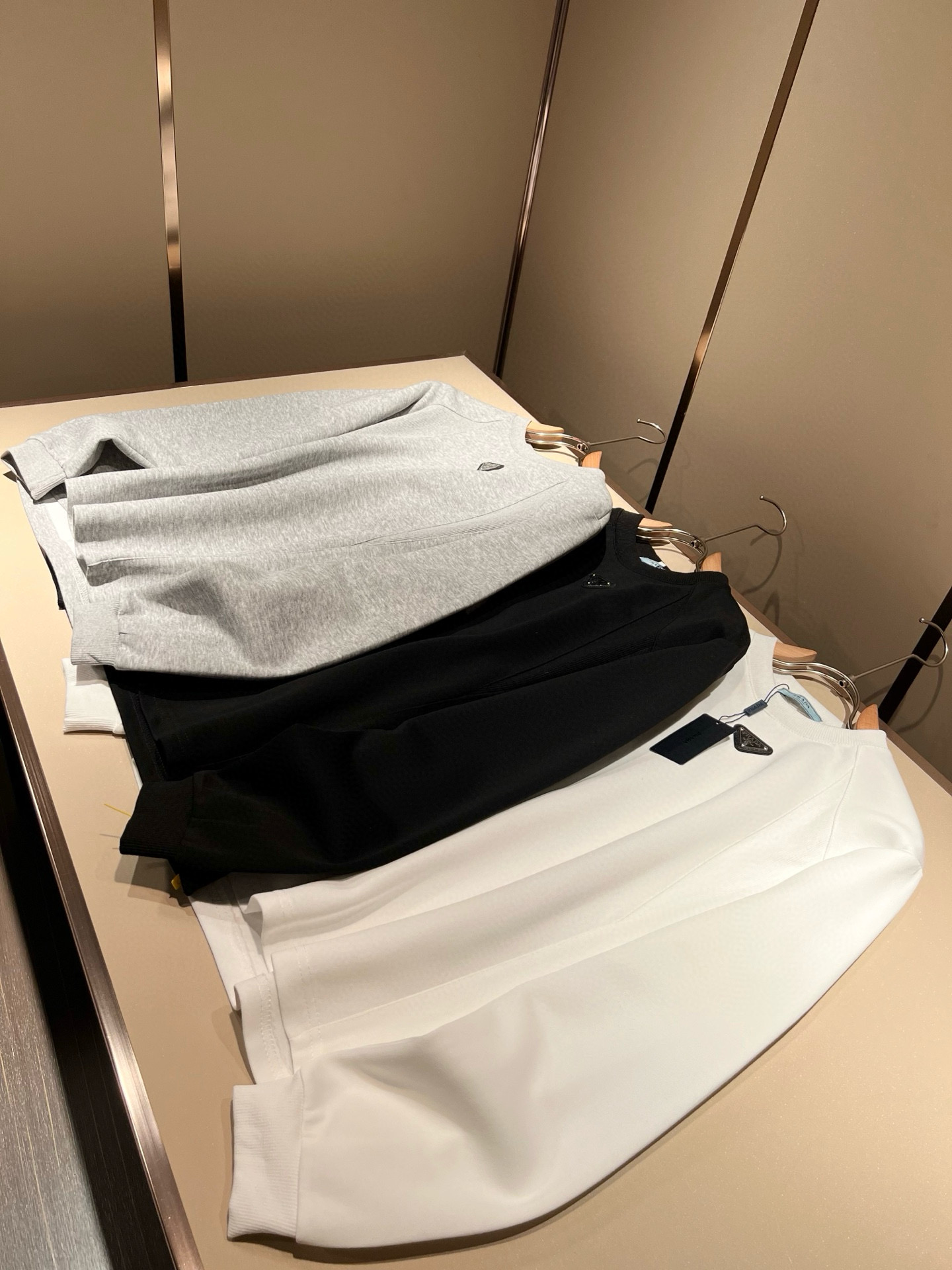 PRAD*A普*达2025秋冬新款男女同款👫长袖卫衣，最新款全网独家首上！！~既经典有时尚百搭，谁不爱啊