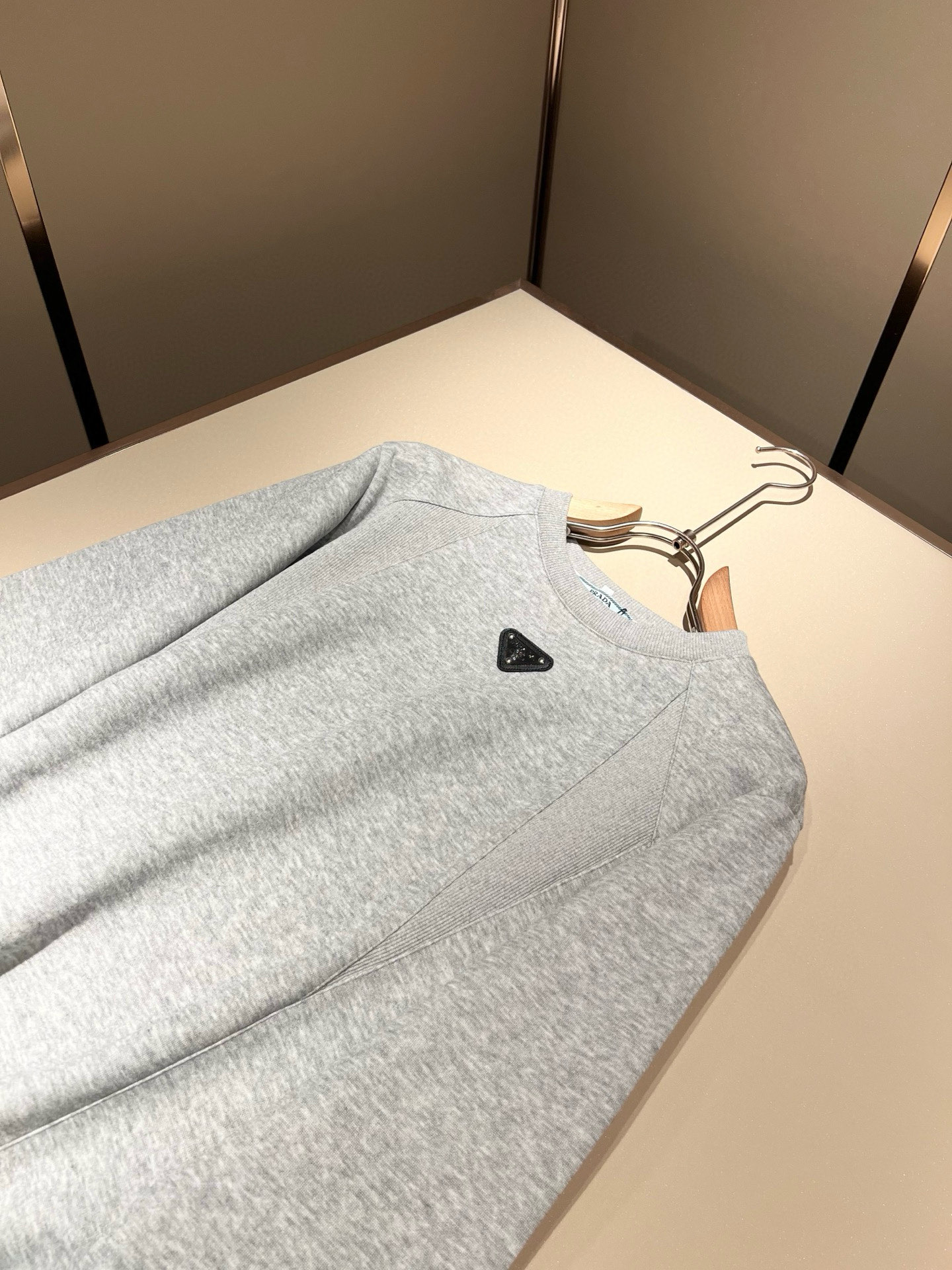 PRAD*A普*达2025秋冬新款男女同款👫长袖卫衣，最新款全网独家首上！！~既经典有时尚百搭，谁不爱啊