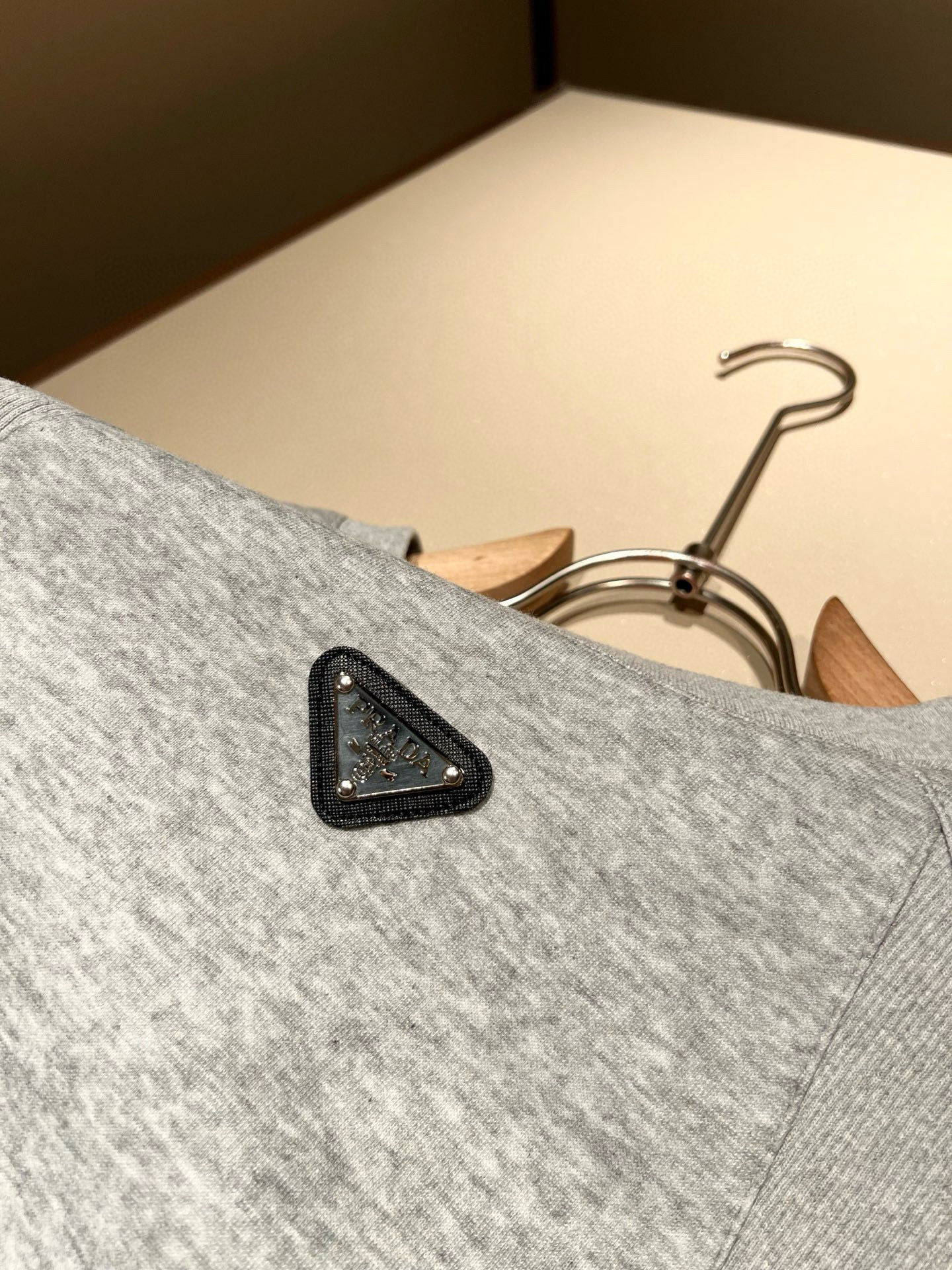 PRAD*A普*达2025秋冬新款男女同款👫长袖卫衣，最新款全网独家首上！！~既经典有时尚百搭，谁不爱啊