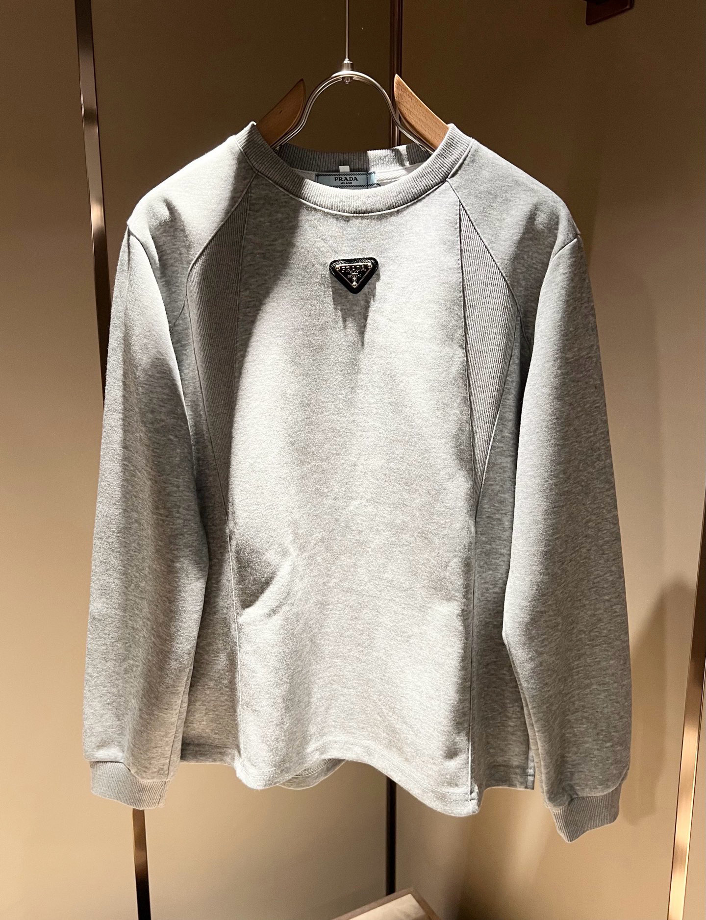 PRAD*A普*达2025秋冬新款男女同款👫长袖卫衣，最新款全网独家首上！！~既经典有时尚百搭，谁不爱啊