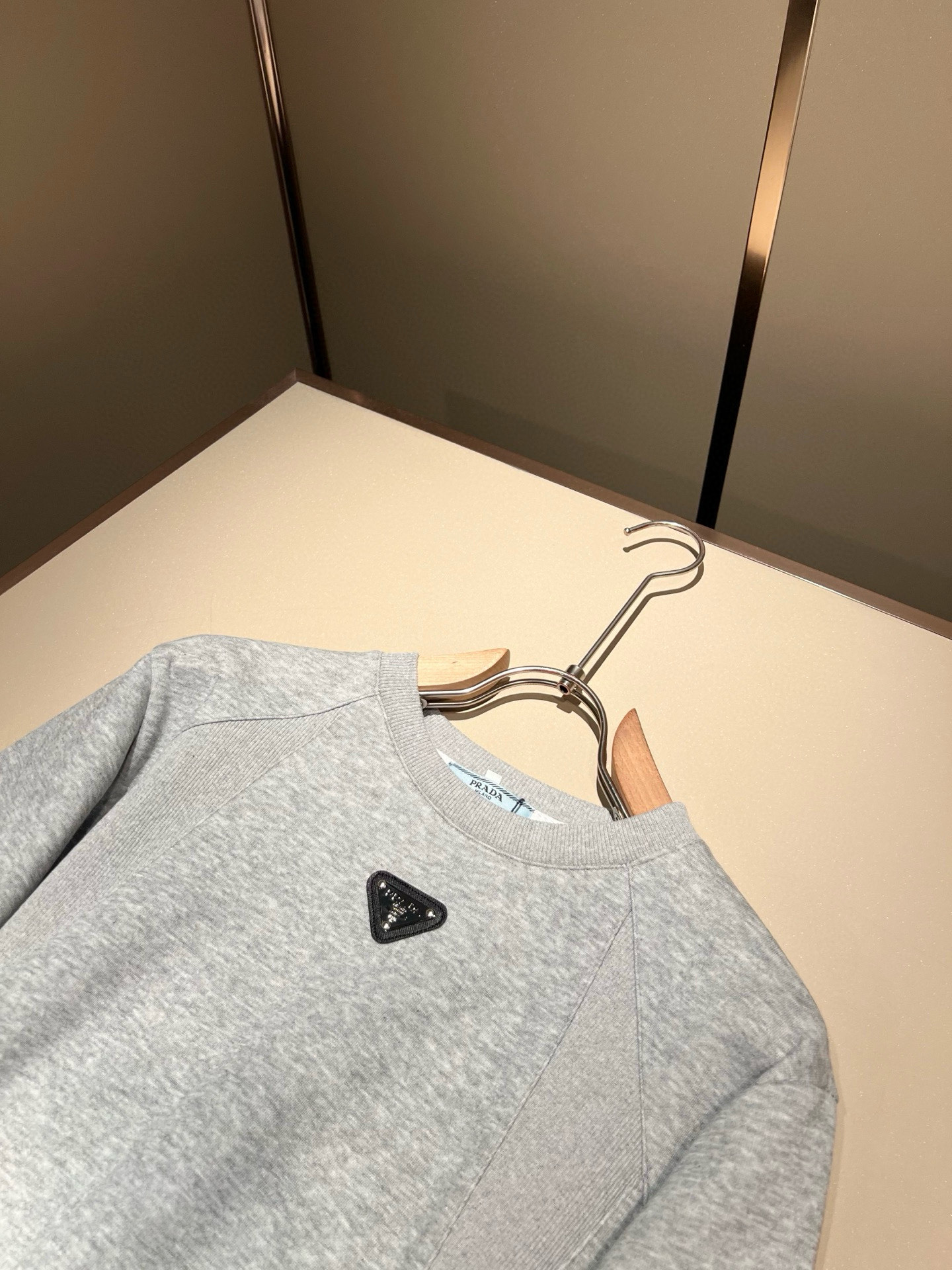 PRAD*A普*达2025秋冬新款男女同款👫长袖卫衣，最新款全网独家首上！！~既经典有时尚百搭，谁不爱啊