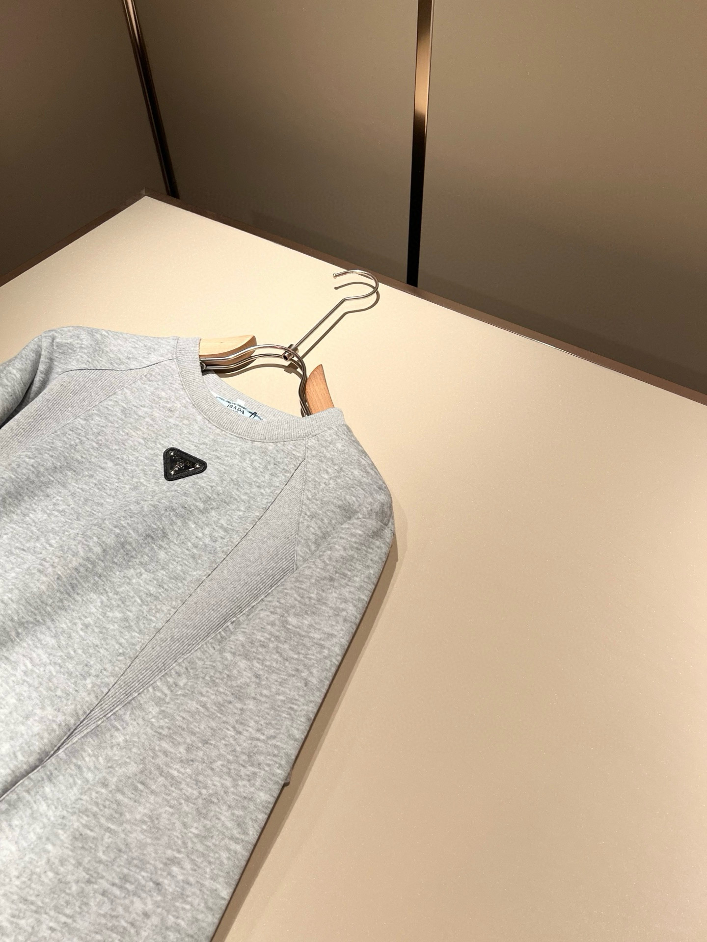 PRAD*A普*达2025秋冬新款男女同款👫长袖卫衣，最新款全网独家首上！！~既经典有时尚百搭，谁不爱啊