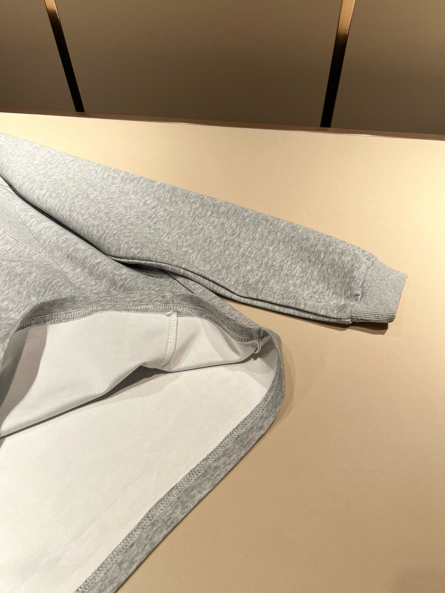 PRAD*A普*达2025秋冬新款男女同款👫长袖卫衣，最新款全网独家首上！！~既经典有时尚百搭，谁不爱啊