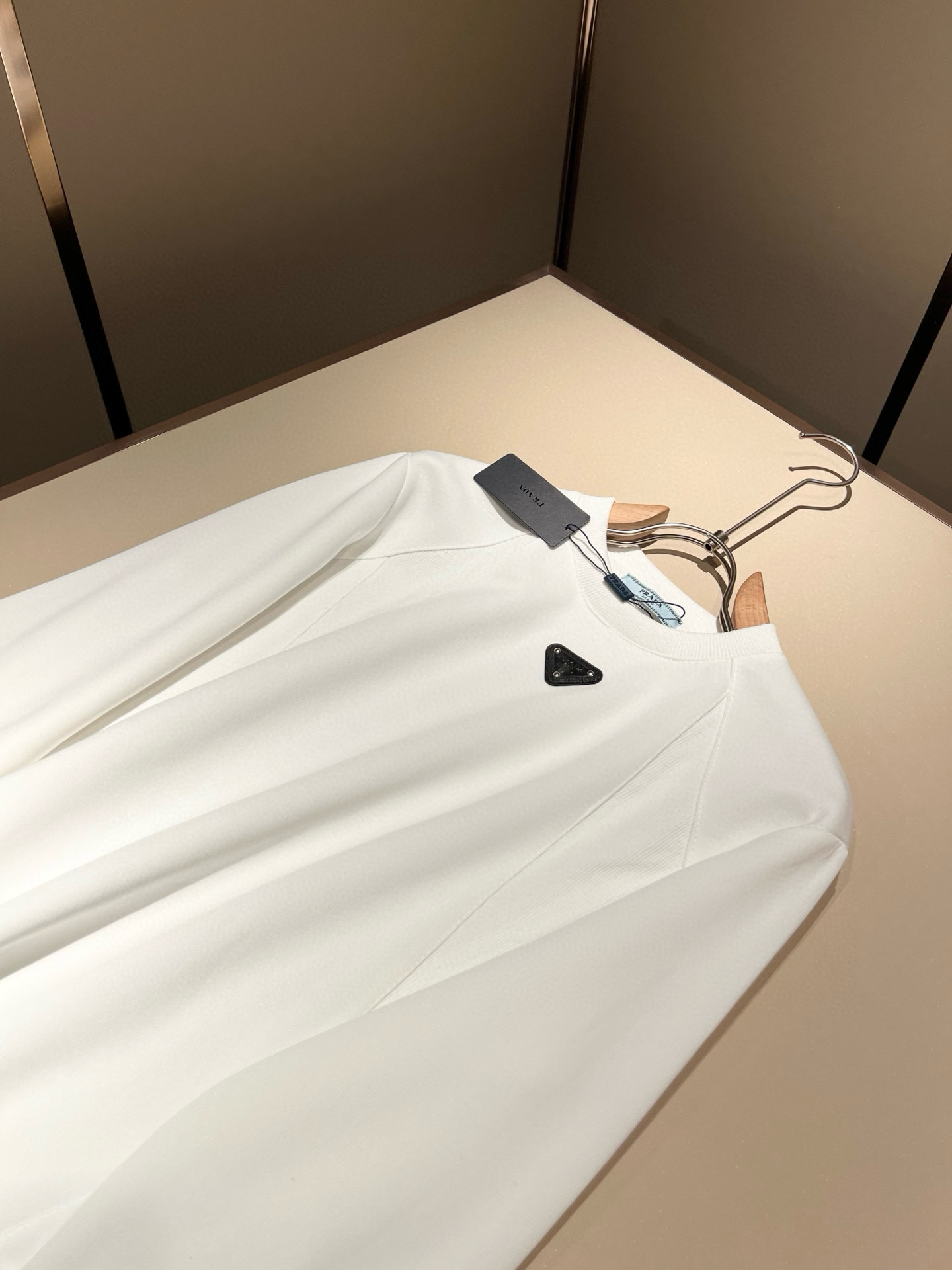 PRAD*A普*达2025秋冬新款男女同款👫长袖卫衣，最新款全网独家首上！！~既经典有时尚百搭，谁不爱啊