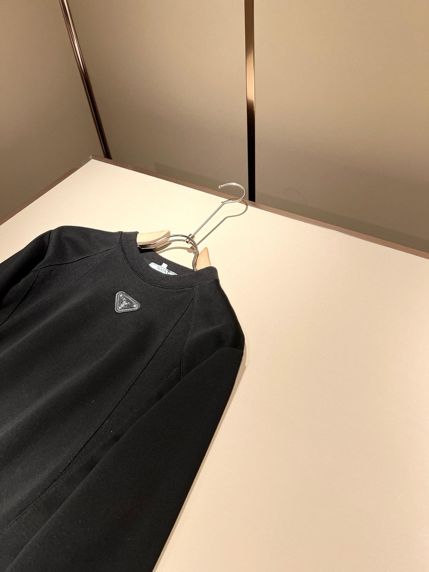 PRAD*A普*达2025秋冬新款男女同款👫长袖卫衣，最新款全网独家首上！！~既经典有时尚百搭，谁不爱啊